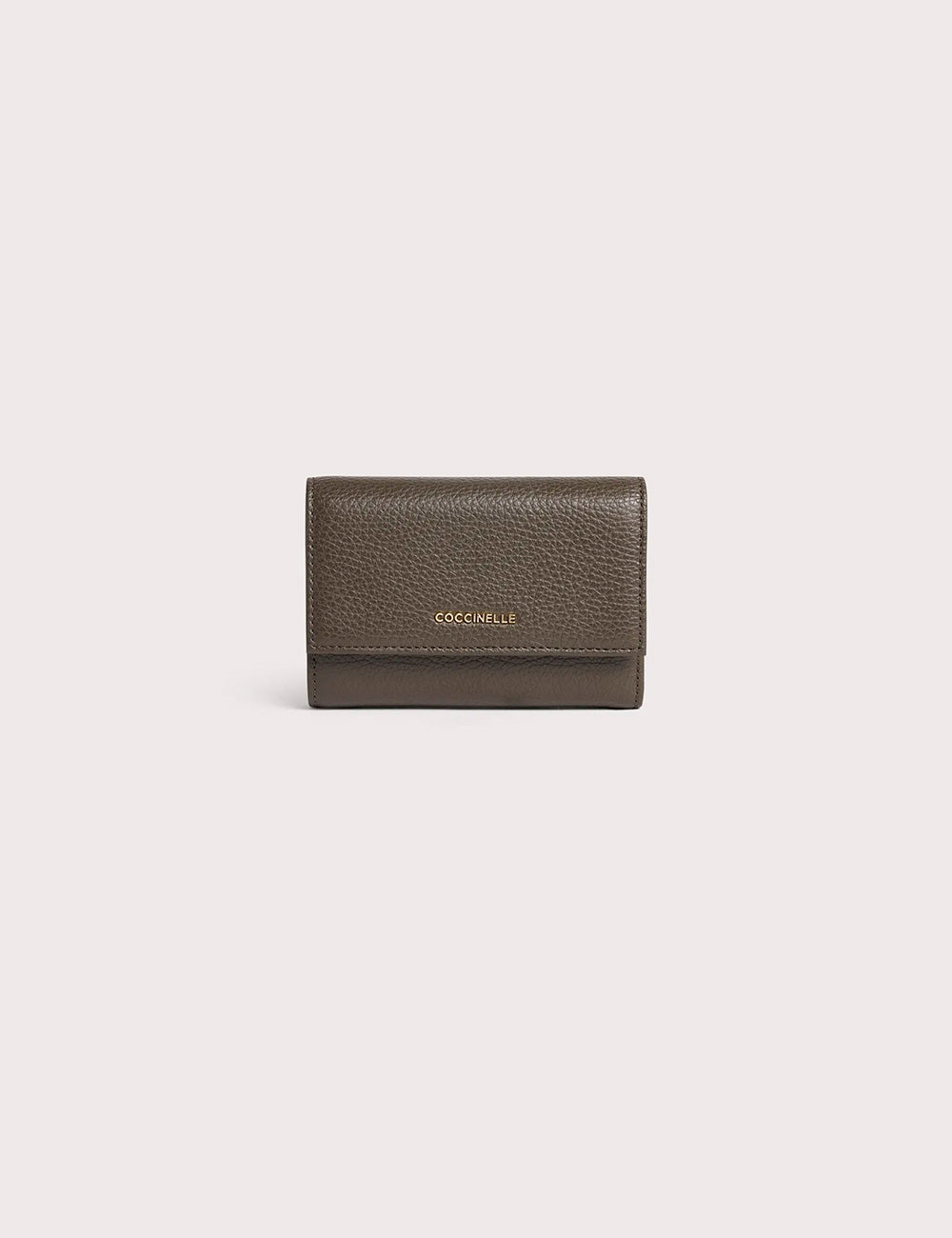 Portafogli coccinelle metallic medium fango in pelle verde oliva effetto martellato con design minimalista e logo oro