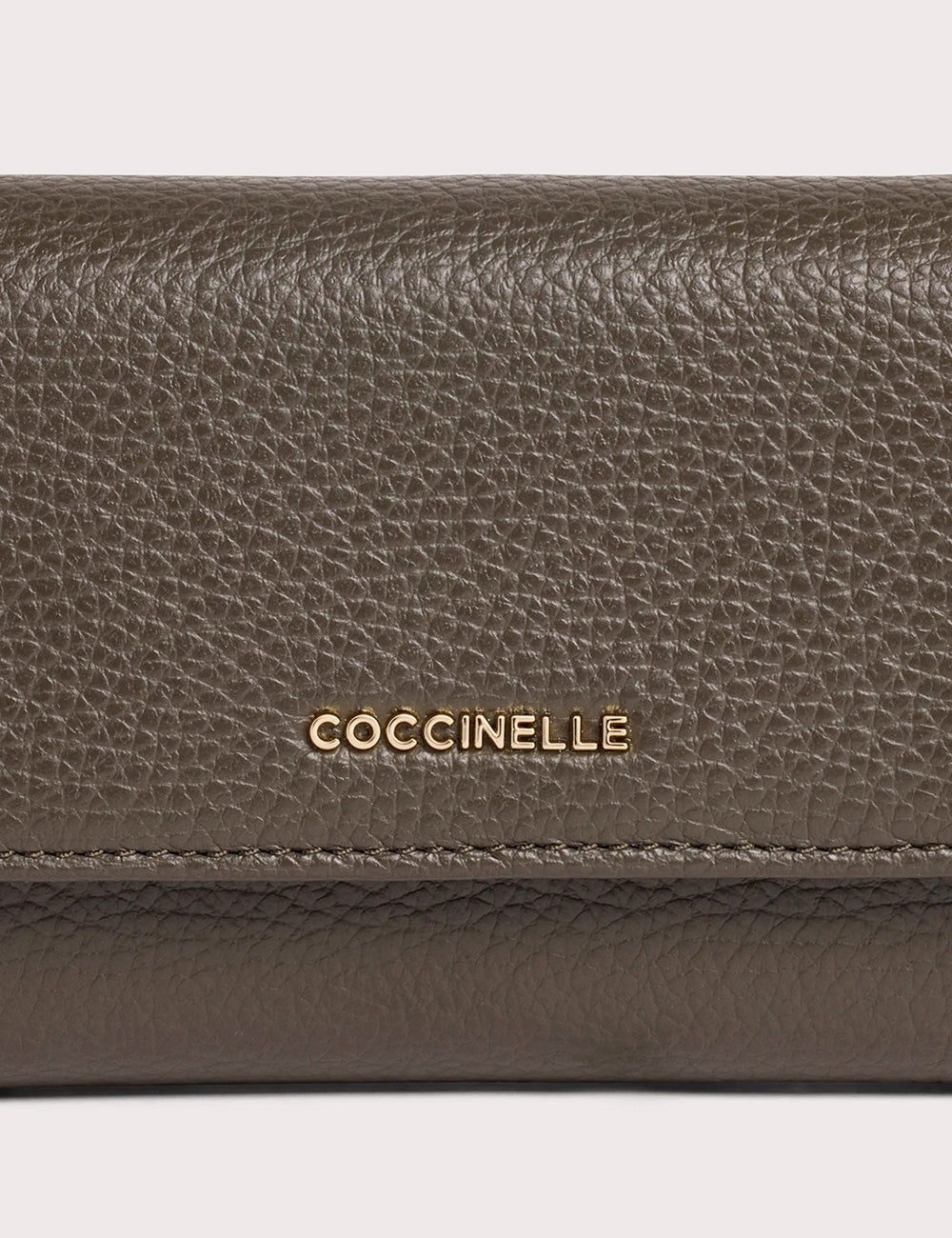 Clutch in pelle testurizzata taupe con logo coccinelle in metallo oro coccinelle portafogli metallic medium fango