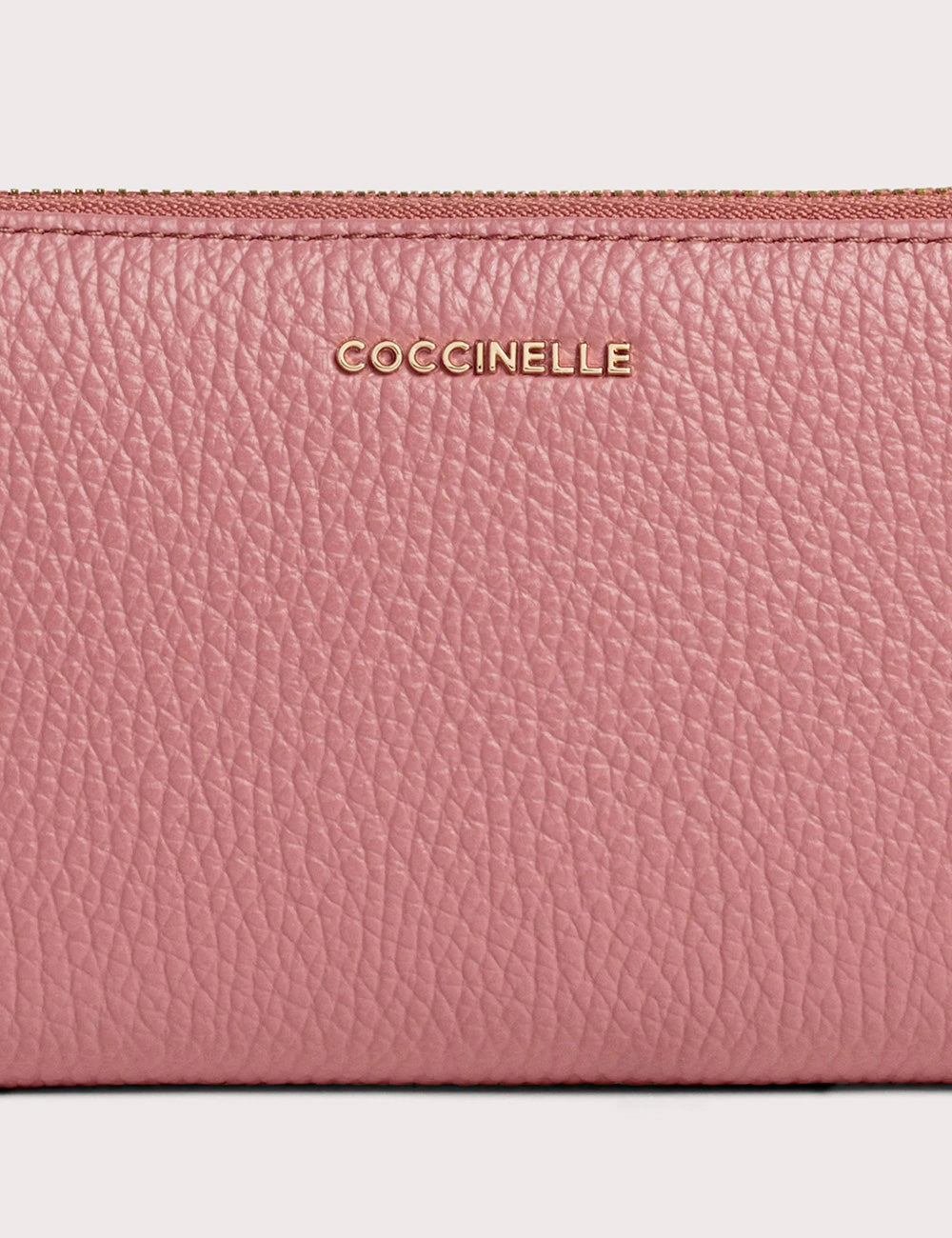 Portafogli coccinelle metallic large in pelle rosa inverno con texture e logo dorato coccinelle