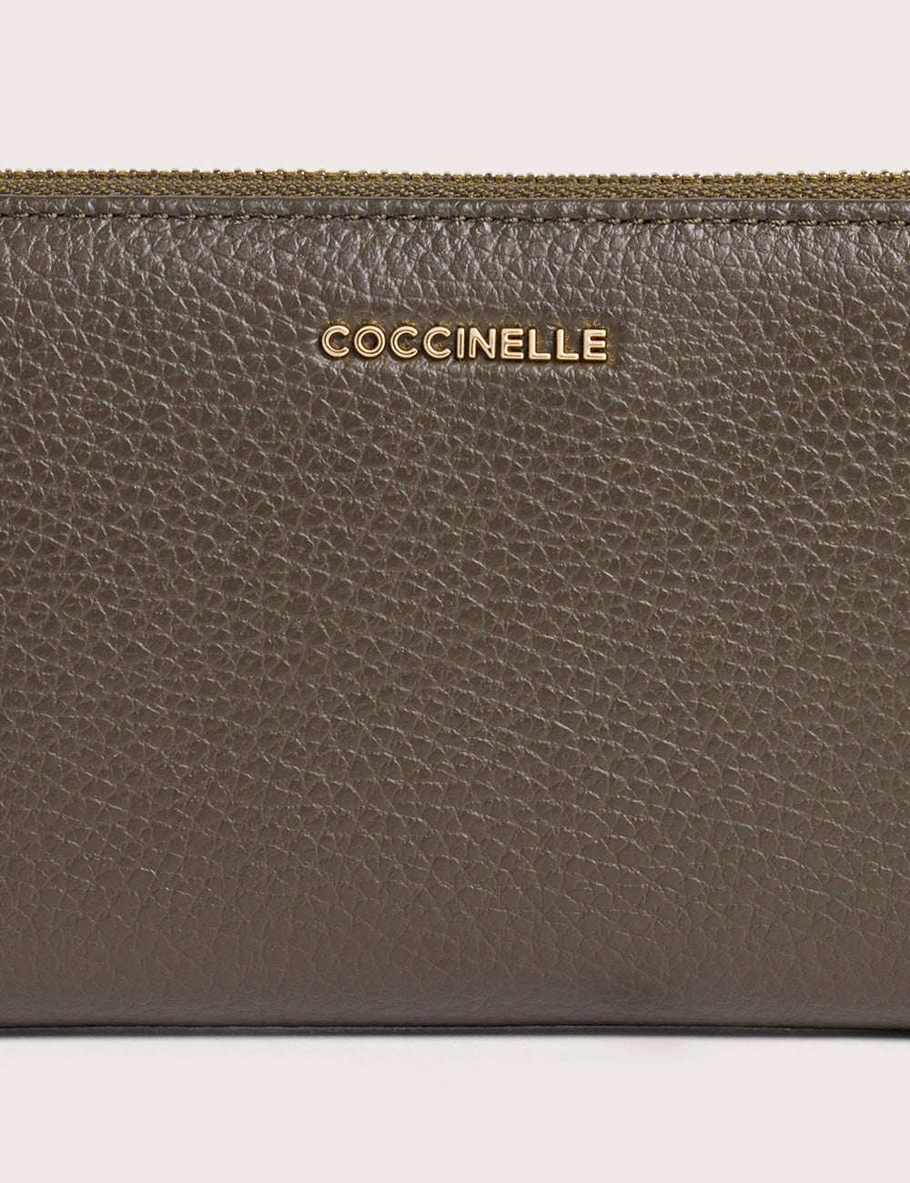 Olive green clutch in textured leather with gold-tone coccinelle branding, coccinelle portafogli metallic large fango