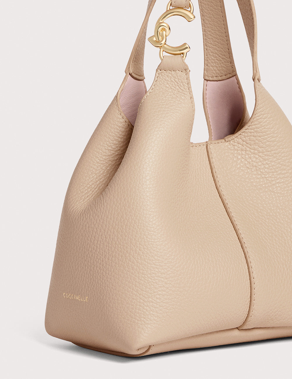 Borsa Coccinelle C-Easy Small Sandshell in pelle beige con logo CC oro