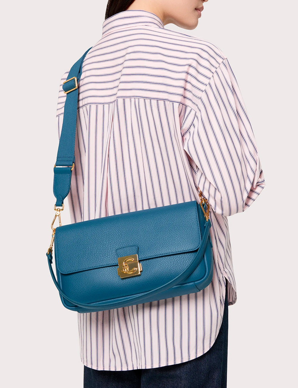 Borsa a tracolla in pelle teal Coccinelle C-Me Lock Large blu profondo con chiusura logo dorata