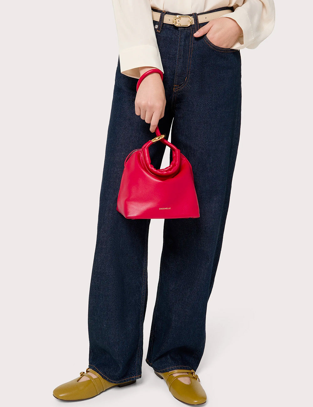 Borsa mini in pelle rossa vibrante Coccinelle Finn Pouch Small Scarlet con manico ad anello e hardware dorato