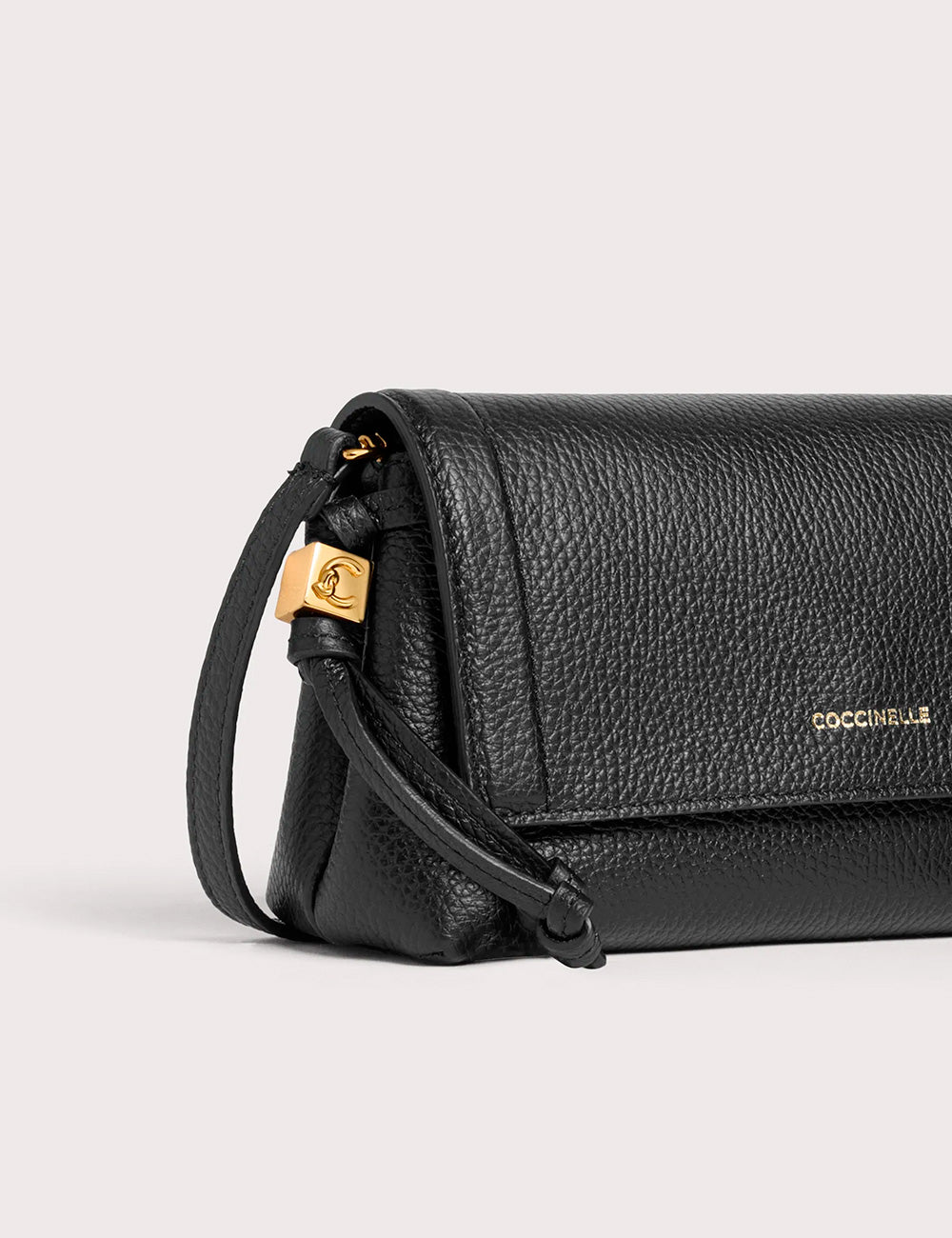 Clutch coccinelle thess mini noir in pelle nera a grana con logo cc dorato e branding coccinelle