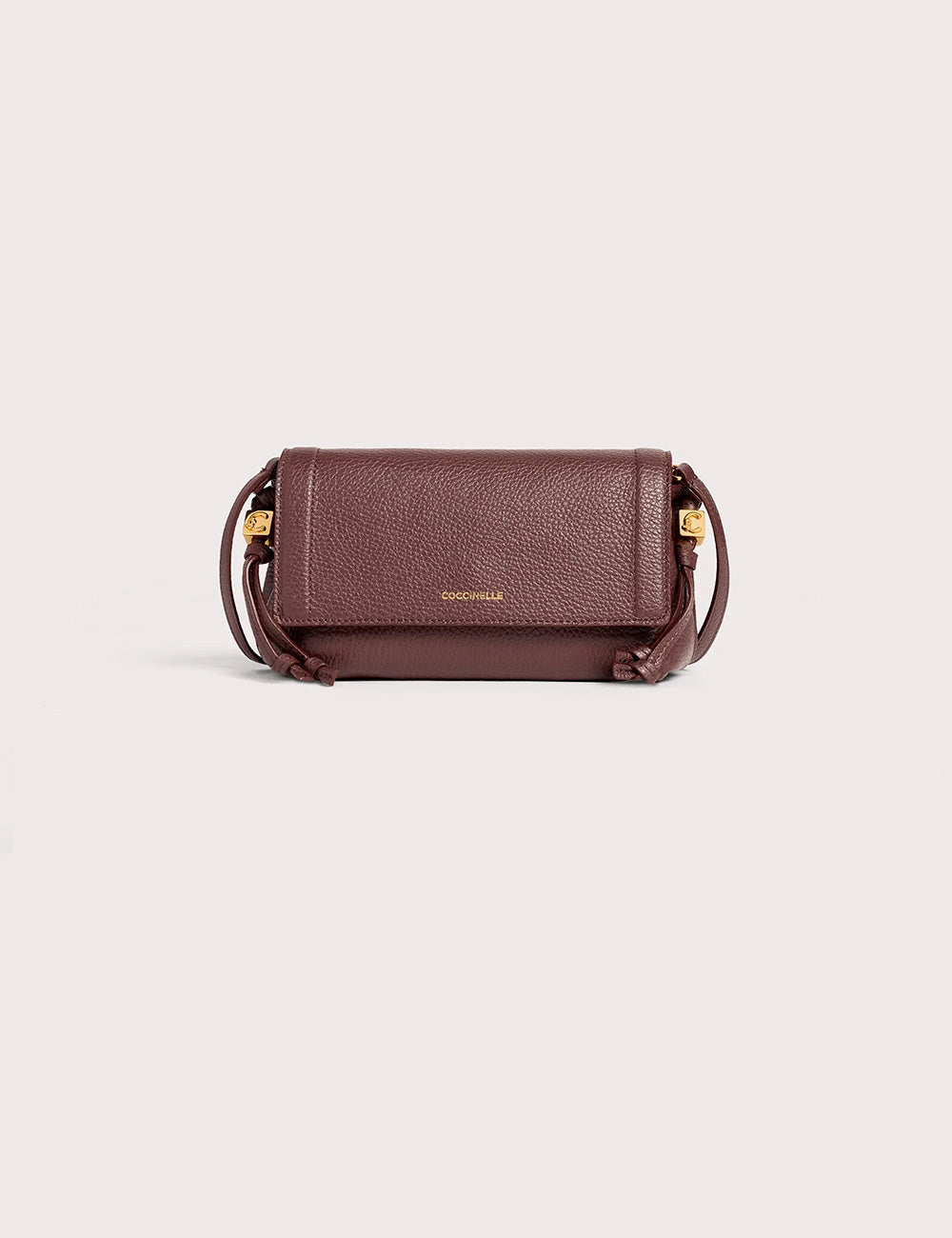 Borsa a tracolla coccinelle thess mini berry in pelle martellata burgundy con dettagli oro e tracolla regolabile