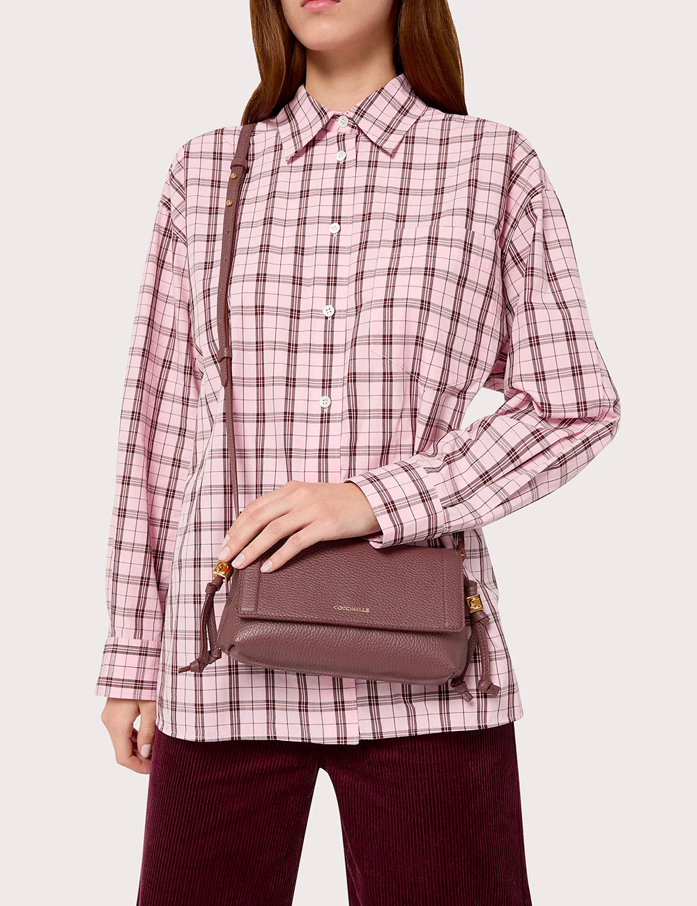 Coccinelle thess mini berry borsa a tracolla in pelle taupe con chiusura a patta e dettagli con nappe