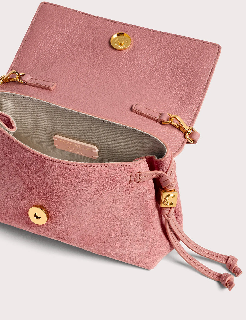Borsa a tracolla mini coccinelle thess in suede rosa inverno con chiusura a coulisse e dettagli oro