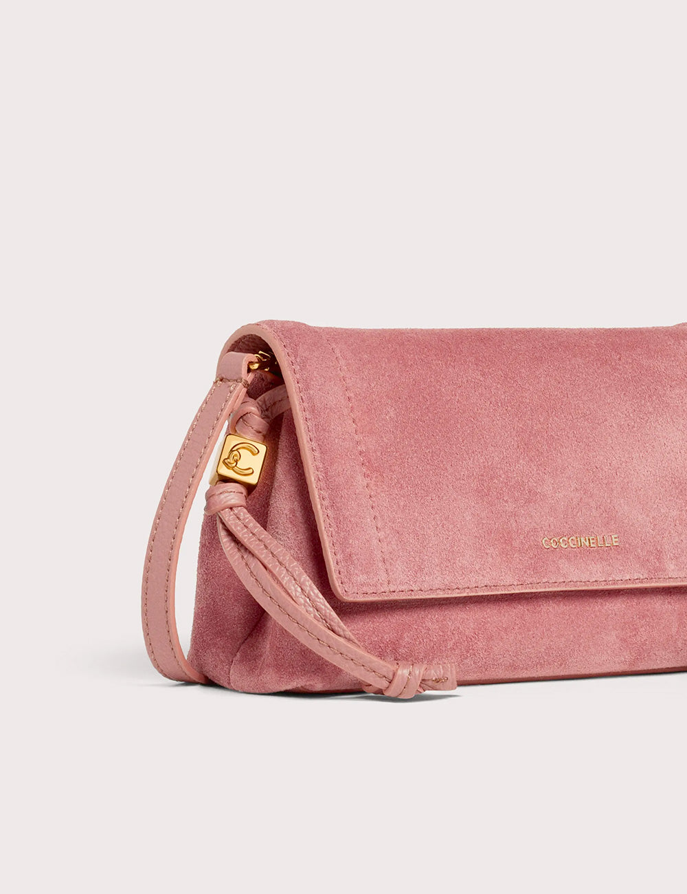 Clutch in morbido camoscio rosa nebbia con charm logo cc dorato e tracolla intrecciata coordinata coccinelle thess suede mini winter rose