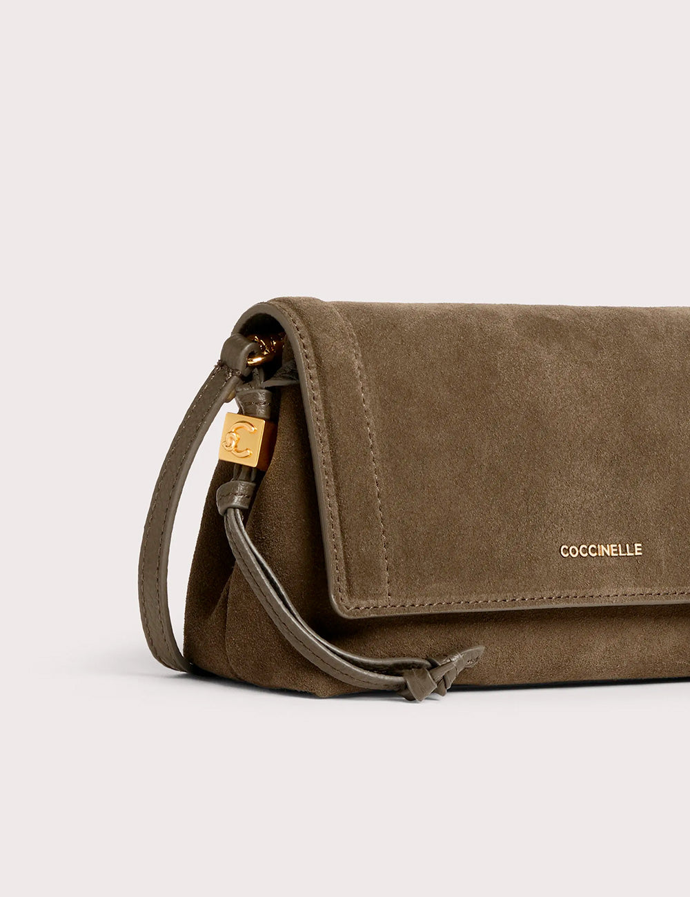Borsa a tracolla mini thess suede fango di coccinelle in camoscio verde oliva con hardware dorato e tracolla intrecciata