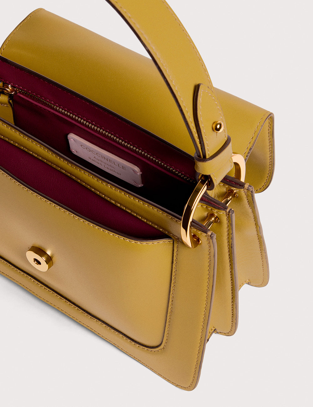 Borsa Coccinelle C-Me Seagrass in pelle gialla senape con hardware oro e interno bordeaux