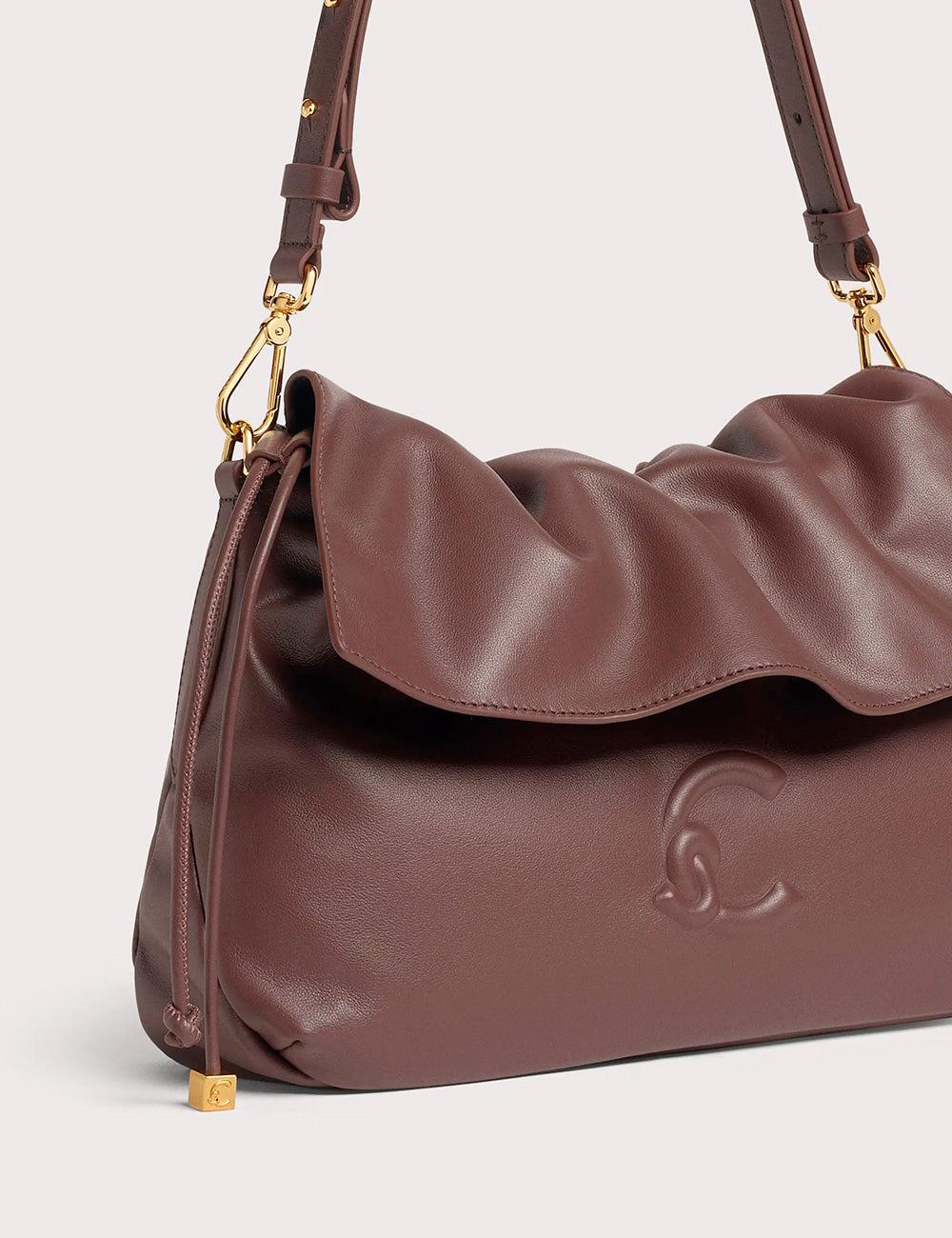 Borsa a tracolla coccinelle lidia small berry in pelle marrone con patta morbidamente arricciata e dettagli oro