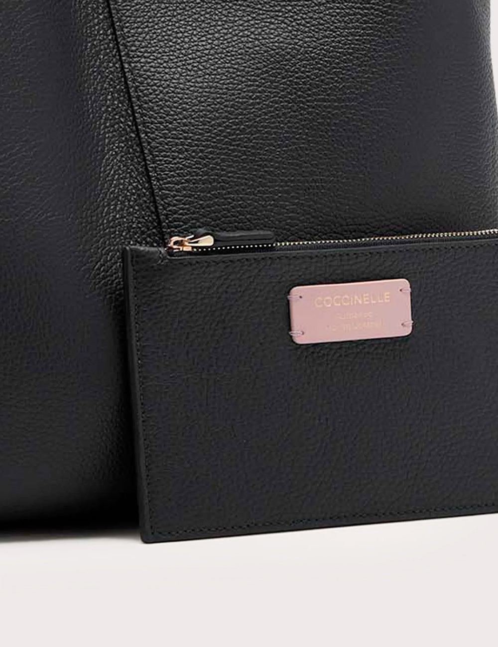 Pochette coccinelle c-easy large noir in pelle nera con placchetta metallica rosa con logo coccinelle