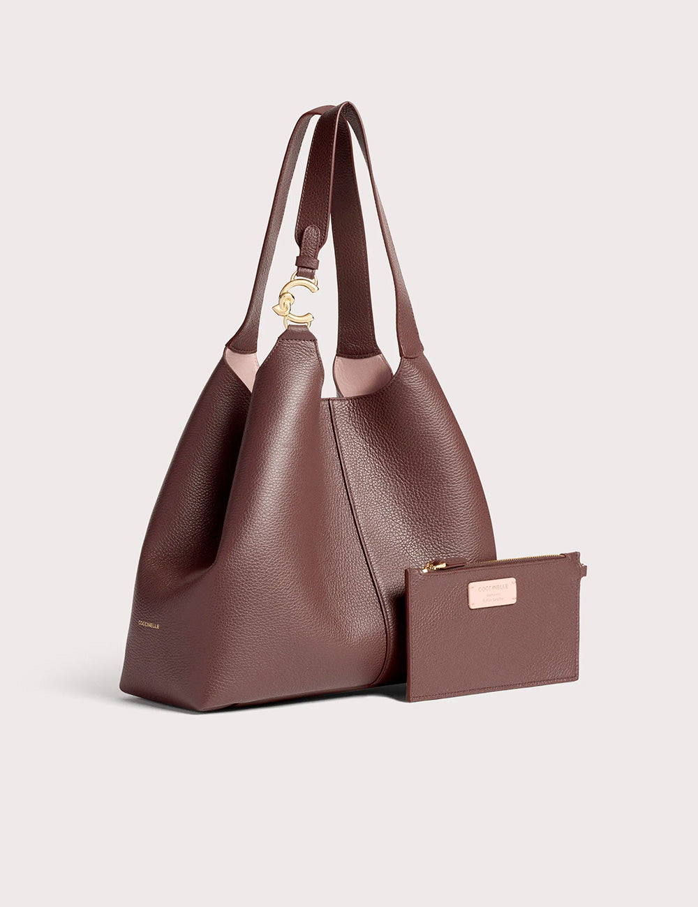Borsa tote coccinelle c-easy large berry in pelle marrone a grana con logo cc dorato e portafoglio abbinato