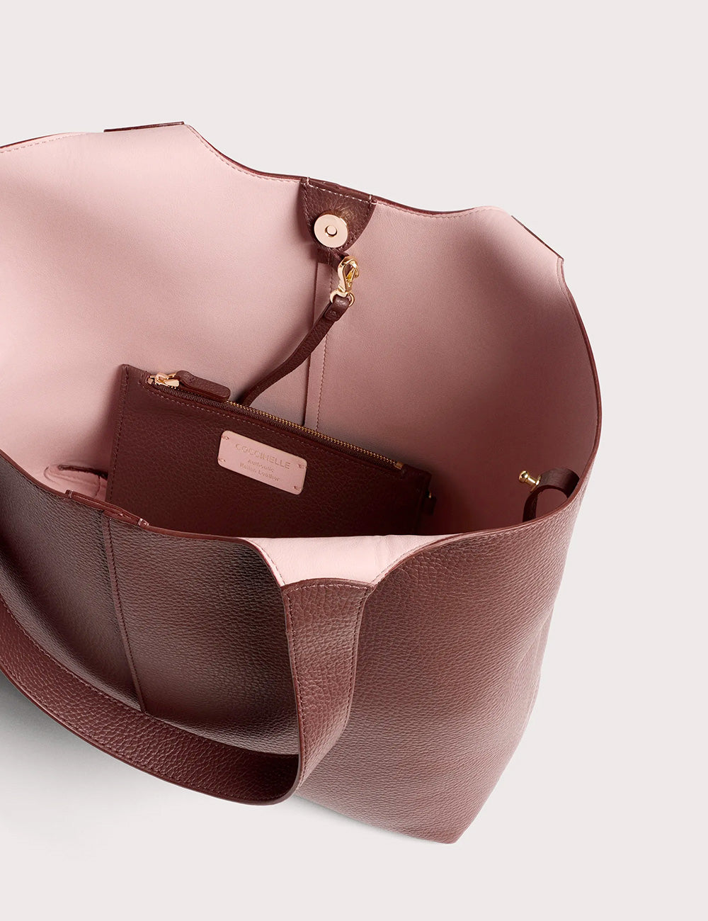 Coccinelle c-easy large berry borsa tote in pelle rosa chiaro e marrone scuro con dettagli in metallo dorato