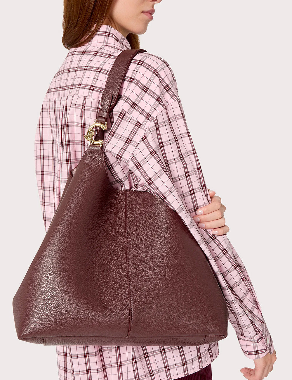 Borsa a spalla coccinelle c-easy large berry in pelle marrone con superficie testurizzata e dettagli in metallo dorato