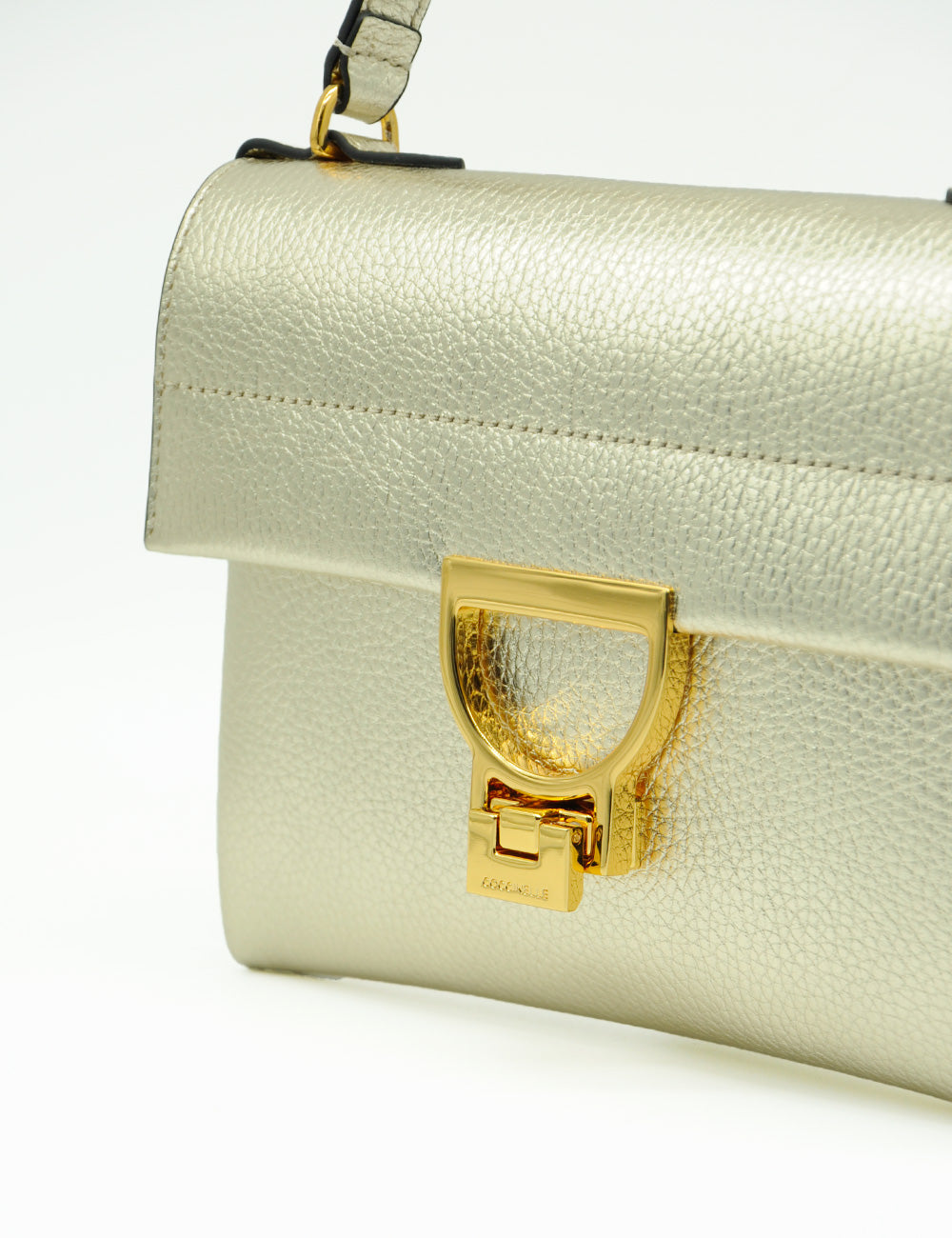 Borsa Coccinelle Arlettis Mini in oro pallido con chiusura a D e texture