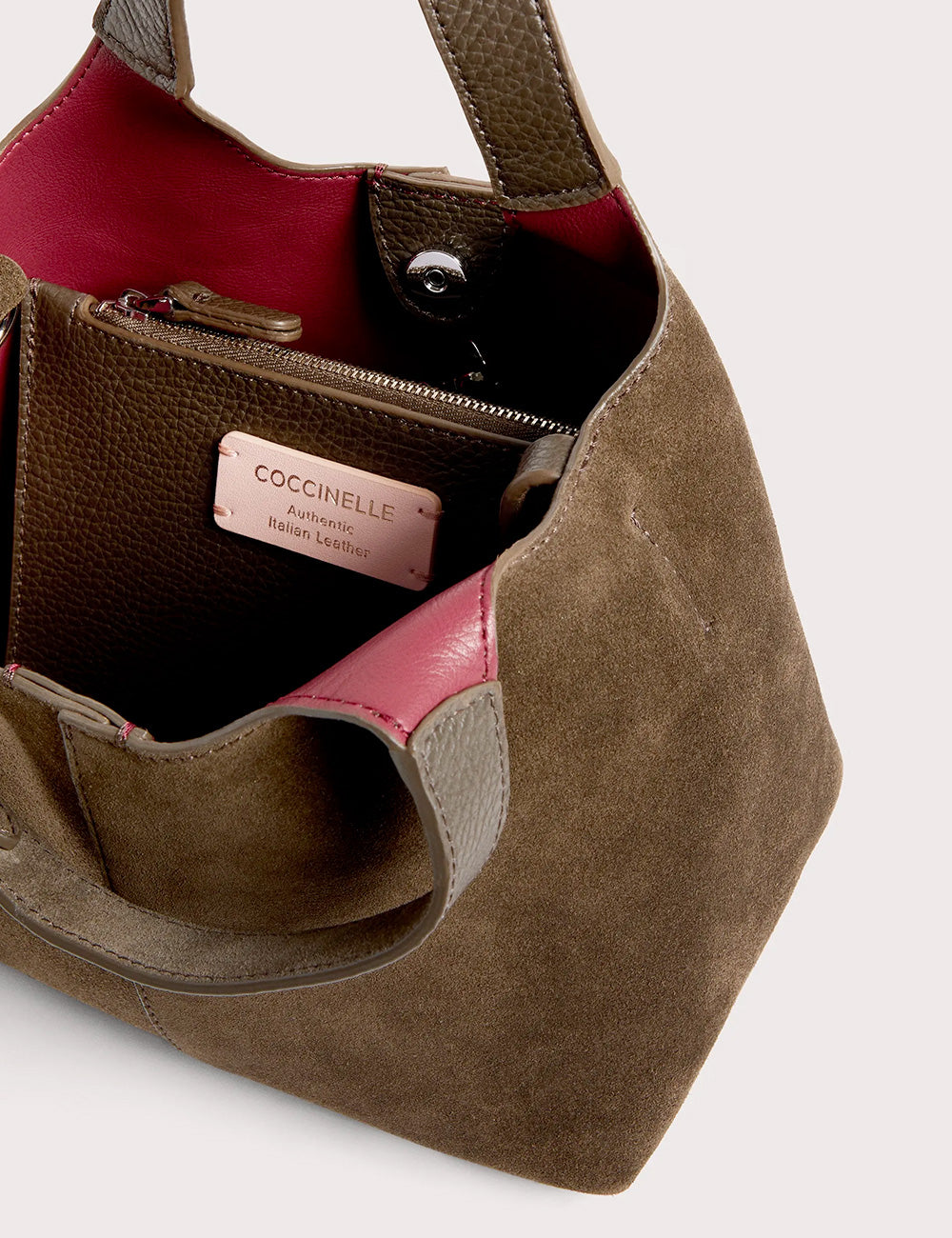 Coccinelle c-easy suede small fango tote in pelle scamosciata taupe con dettagli in pelle rosa e marrone e logo interno