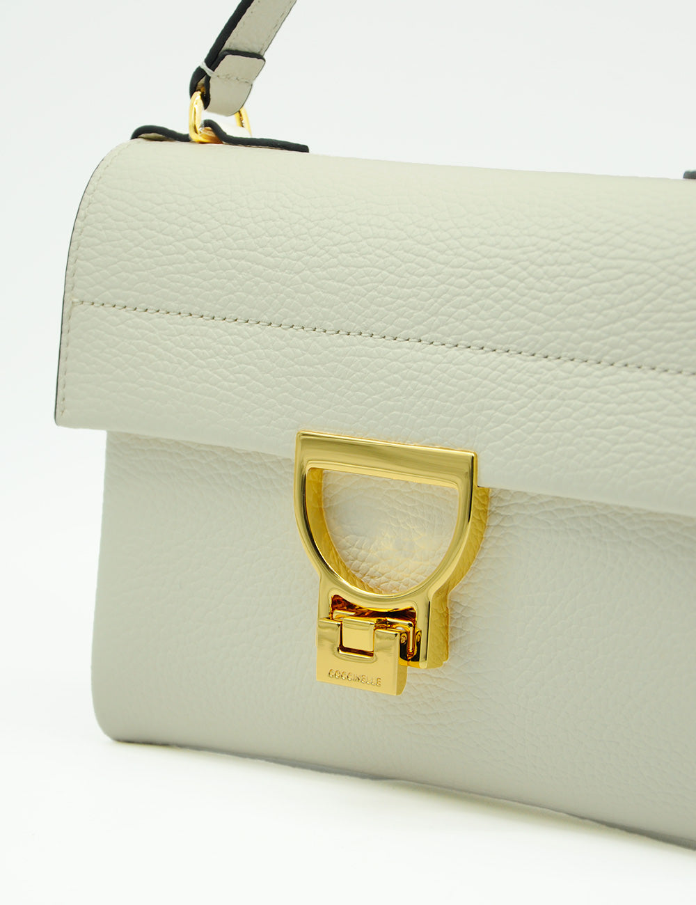 Borsa Coccinelle Arlettis Mini Pearl in pelle avorio con chiusura a D dorata