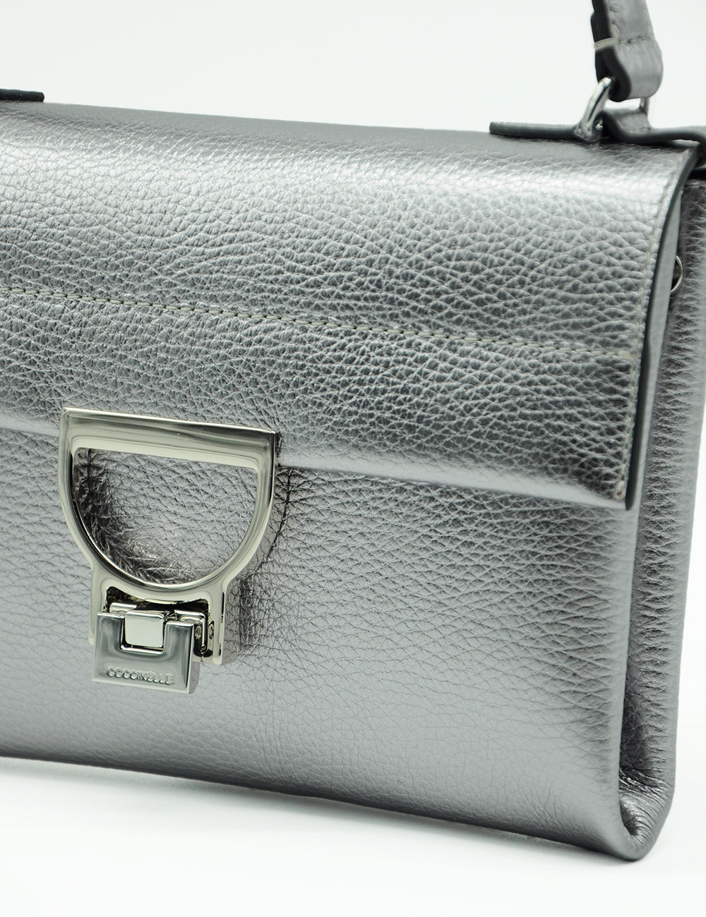 Borsa in pelle silver testurizzata Coccinelle Arlettis Mini Steel con fibbia D-ring metallica