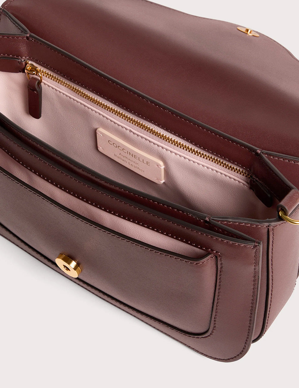 Borsa a tracolla coccinelle tracolla c-me medium berry in pelle burgundy con hardware dorato e design minimalista