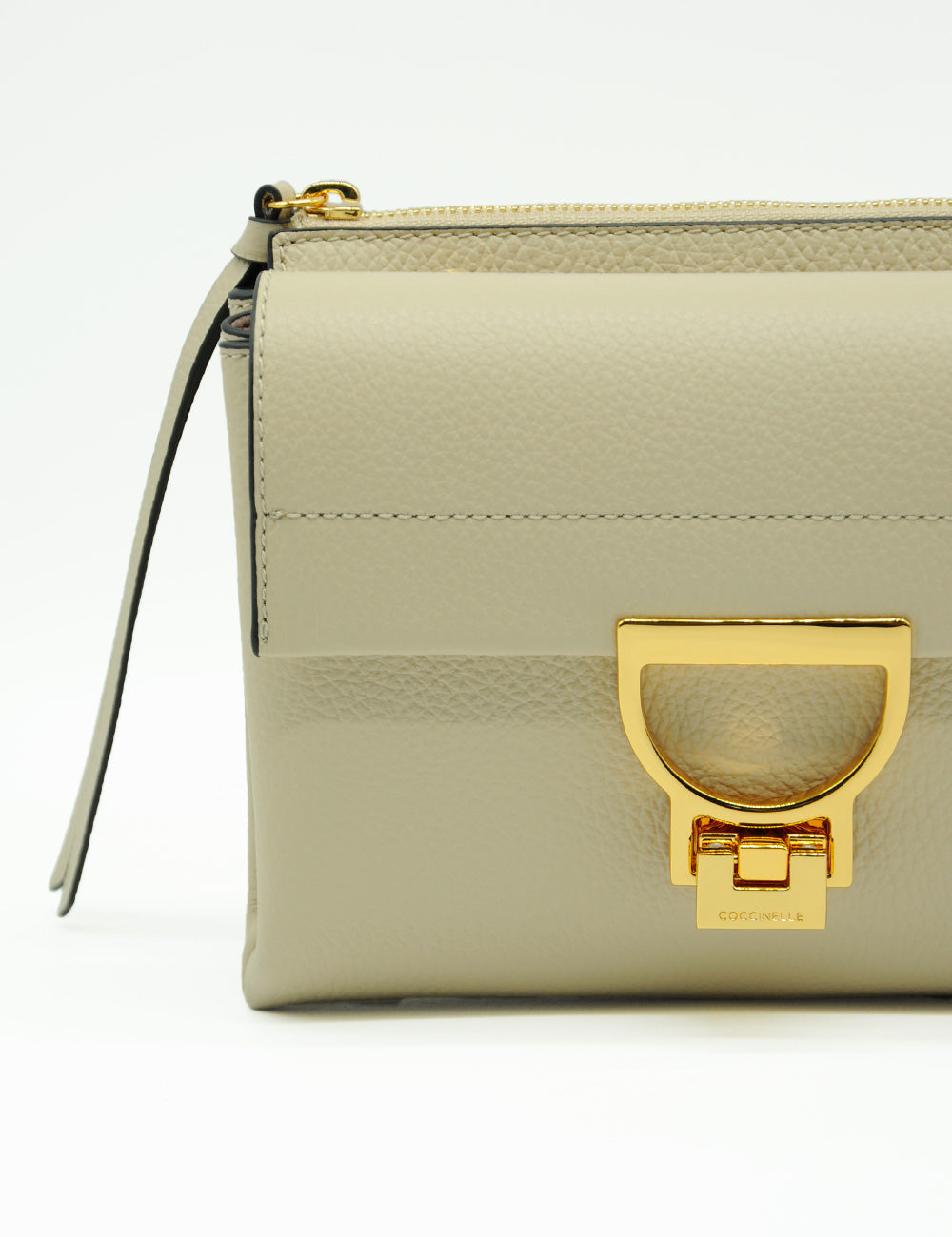 Borsa clutch Coccinelle Arlettis Small Sandshell in pelle beige con chiusura a D dorata