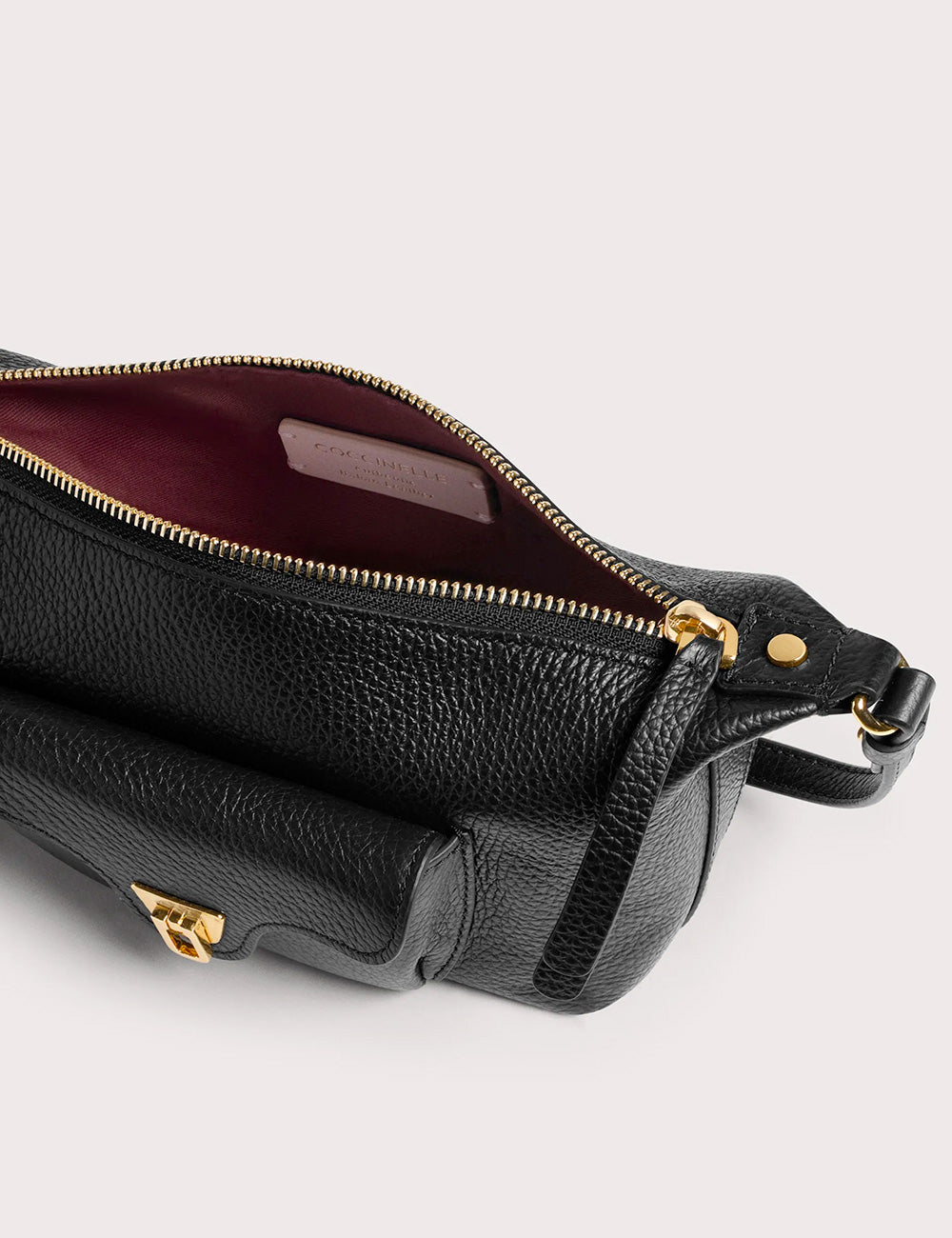 Borsa tracolla Coccinelle Beat Generation Mini noir in pelle nera martellata con dettaglio oro e interno bordeaux