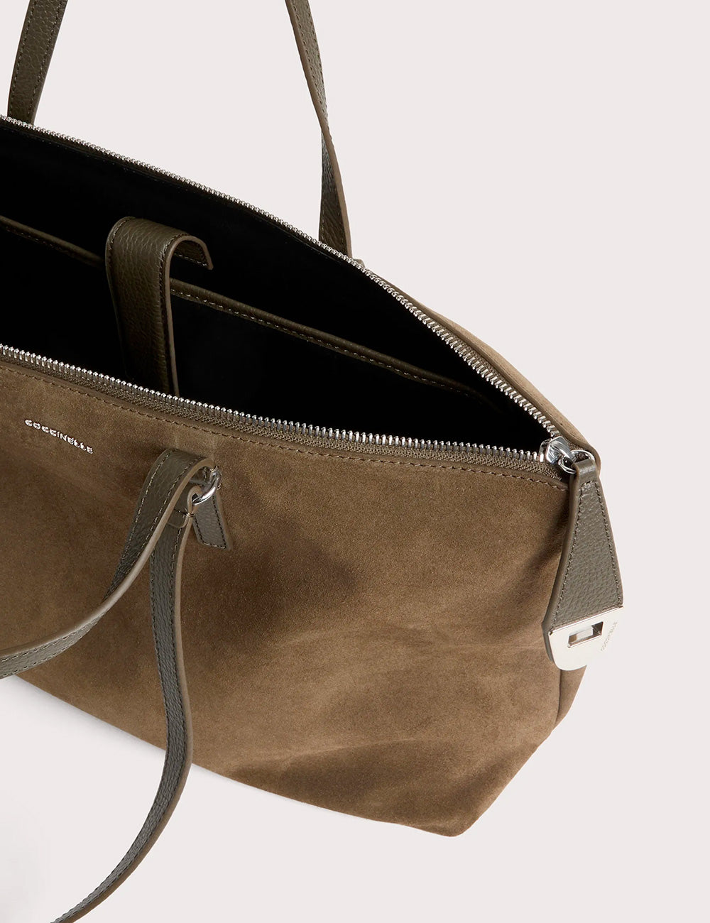 Borsa tote in camoscio oliva coccinelle smart to go beat generation fango con manici in pelle marrone scuro e zip argento
