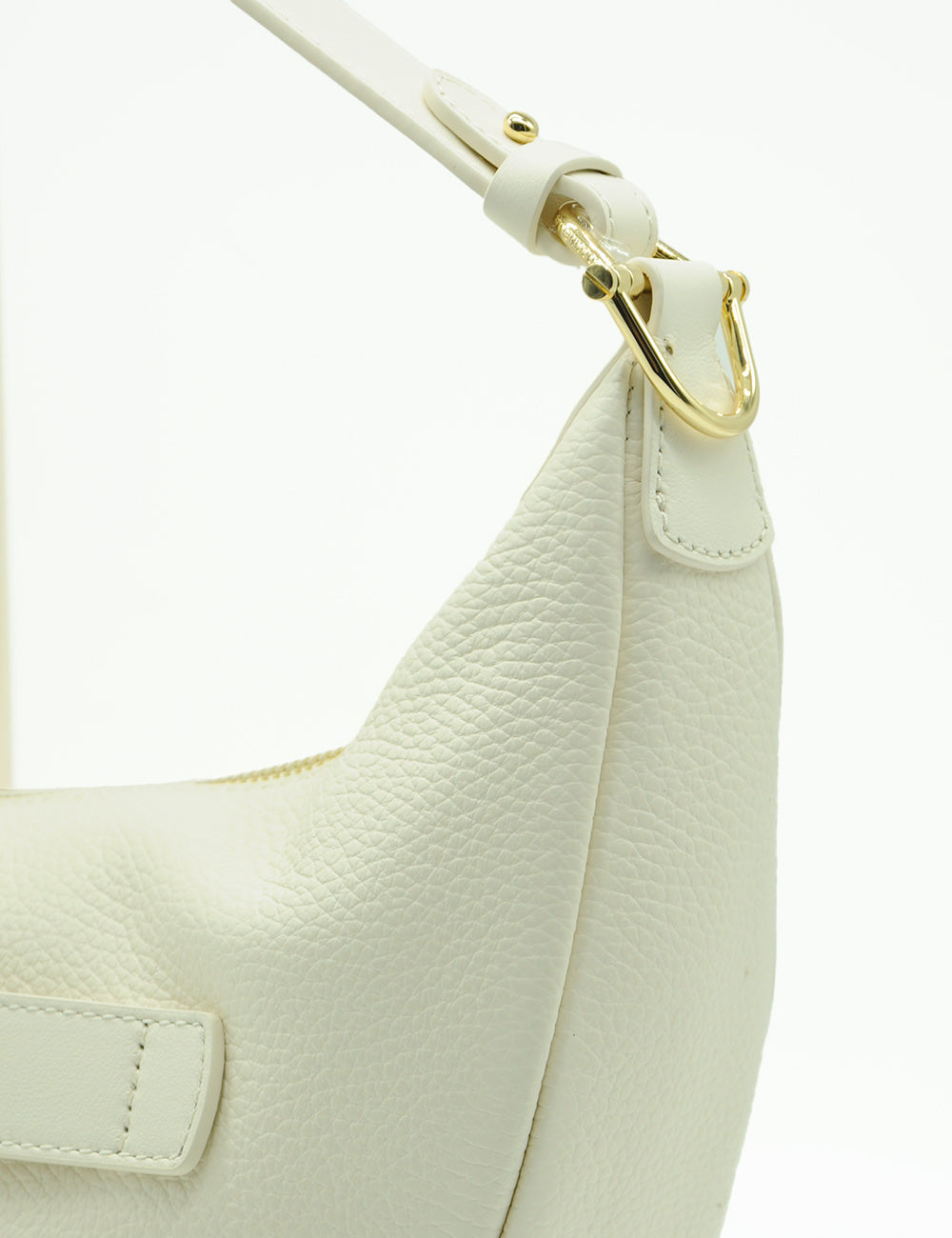 Borsa hobo media Coccinelle Paki Pearl in pelle bianca cremosa con anello metallico dorato