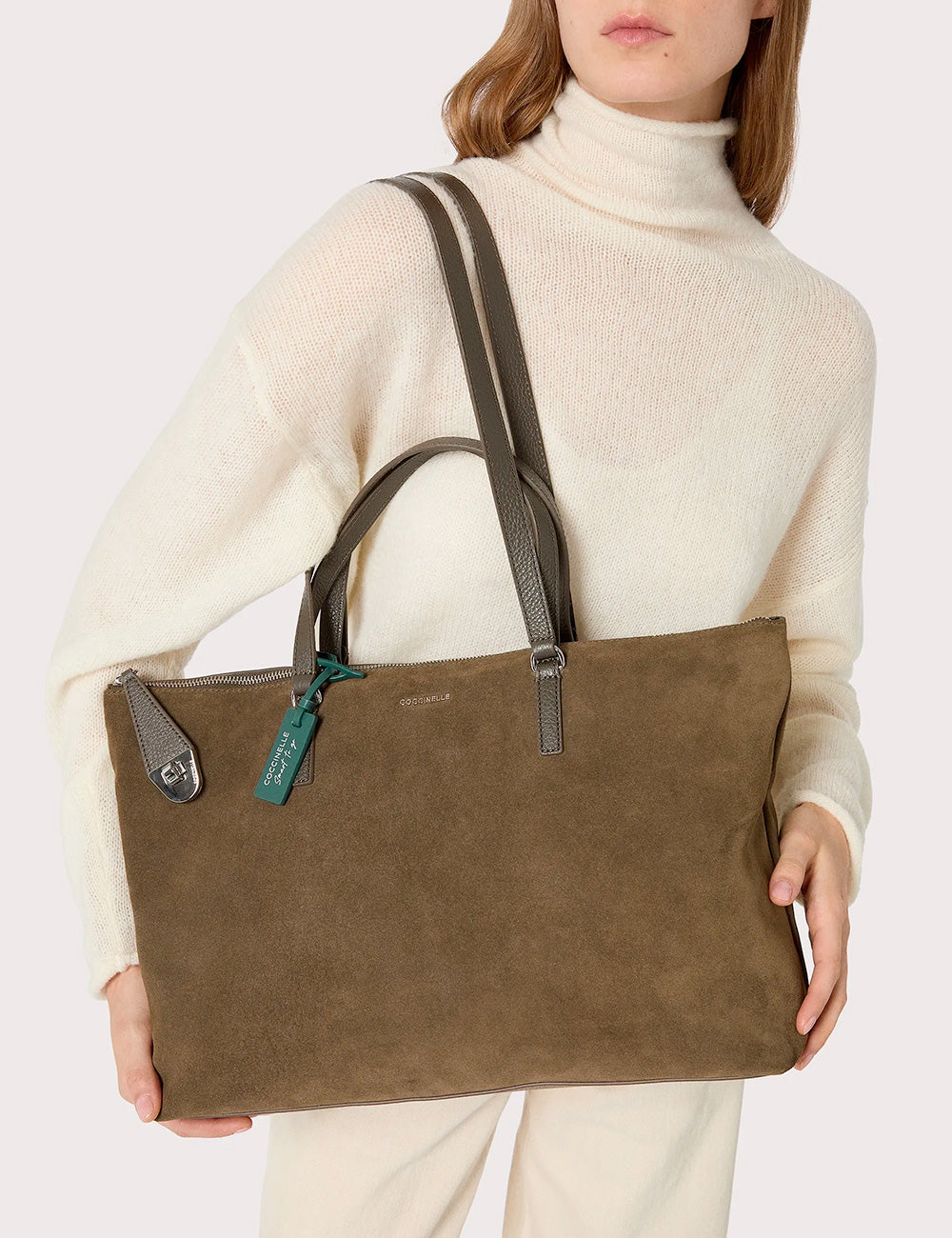 Tote bag in suede verde oliva con manici e rifiniture in pelle marrone scuro coccinelle smart to go beat generation fango