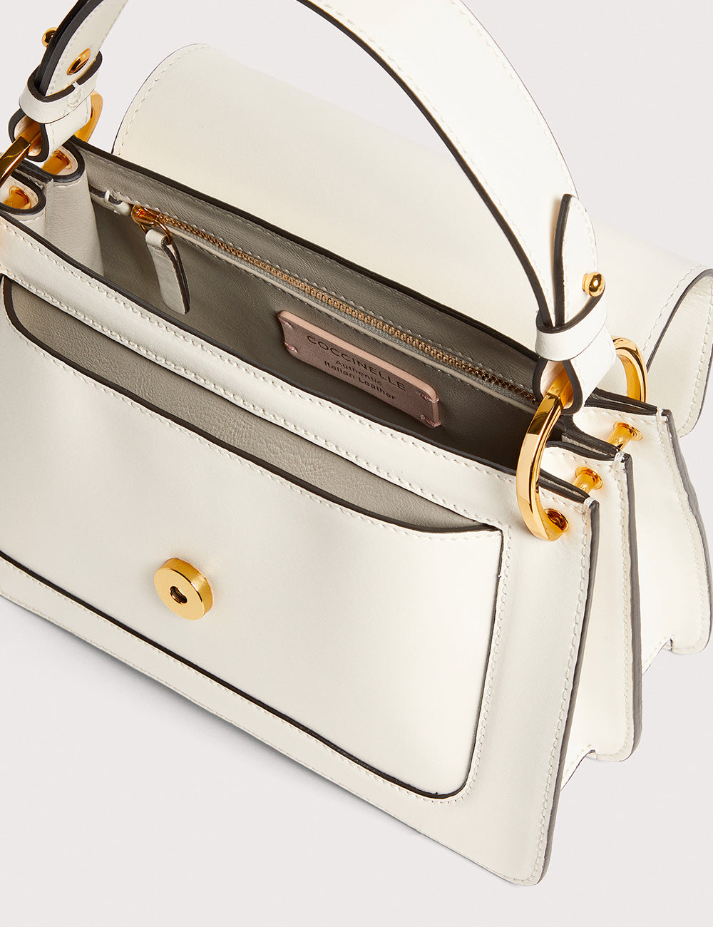 Borsa Coccinelle C-Me Pearl in pelle bianca con hardware dorato minimalista