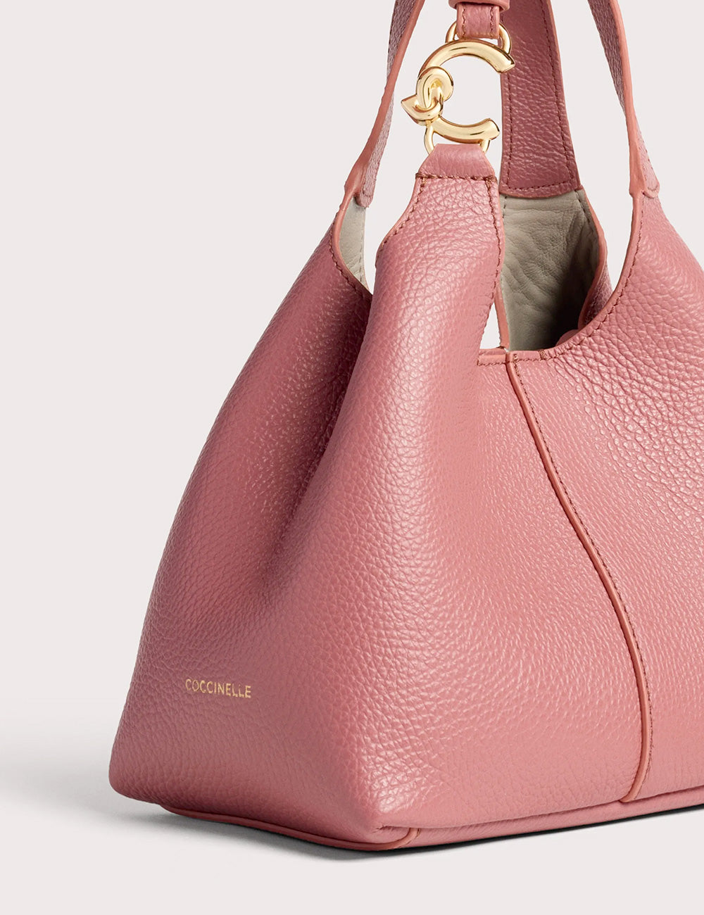 Borsa a tracolla coccinelle c easy small in pelle rosa inverno con chiusura oro c e logo laterale embossato