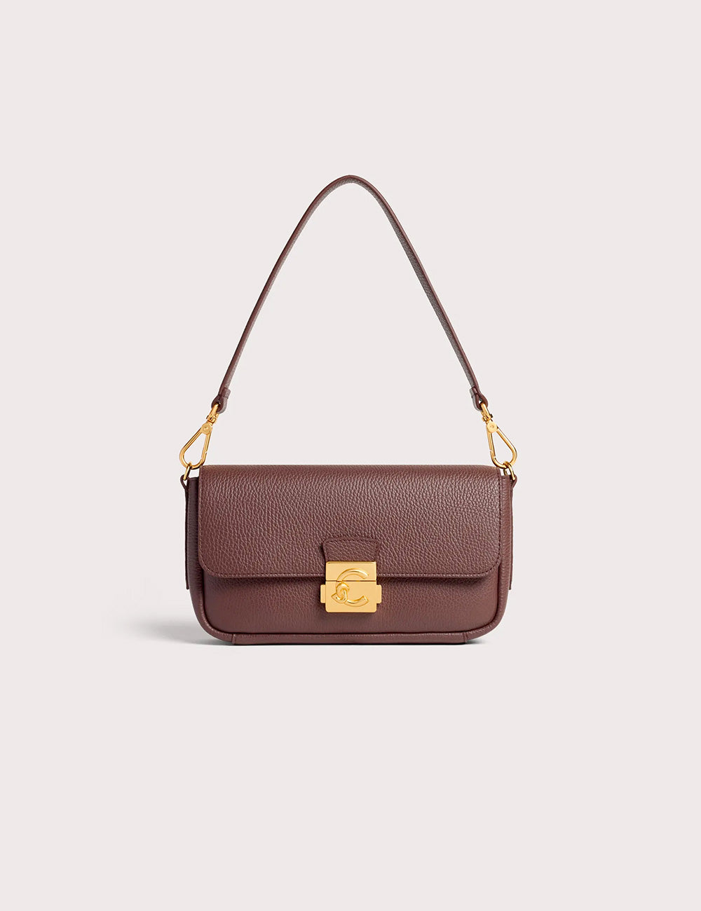 Borsa a tracolla media coccinelle c-me lock berry in pelle marrone con dettagli oro e tracolla curva