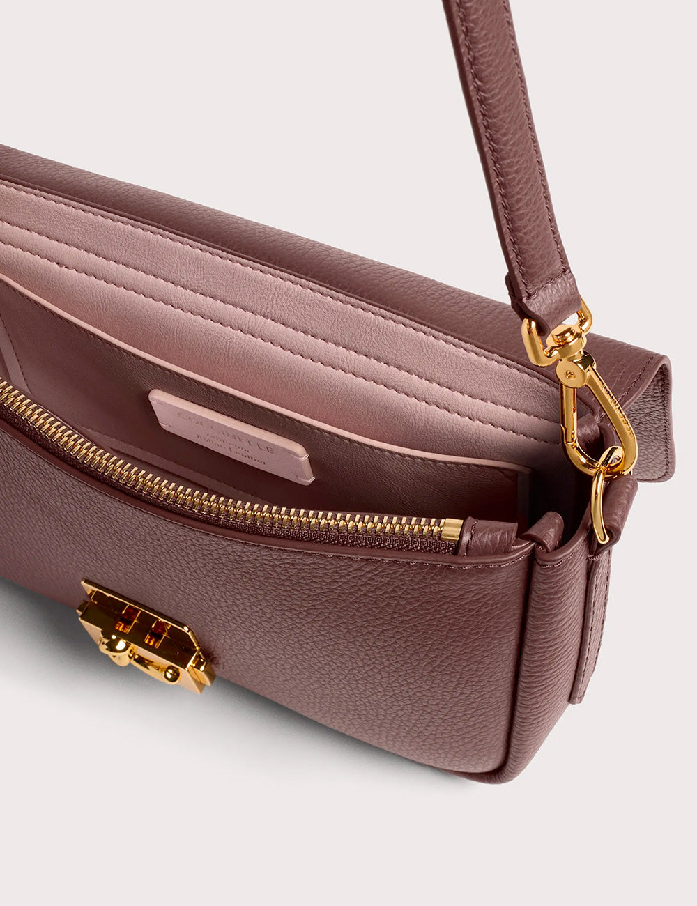 Coccinelle c-me lock medium berry borsa a tracolla in pelle mauve con dettagli oro e interno trapuntato
