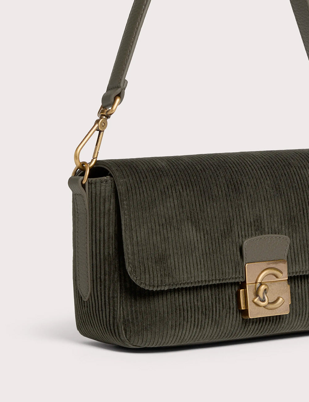 Borsa a tracolla media coccinelle c-me lock in velluto a coste verde oliva con chiusura logo cc dorato