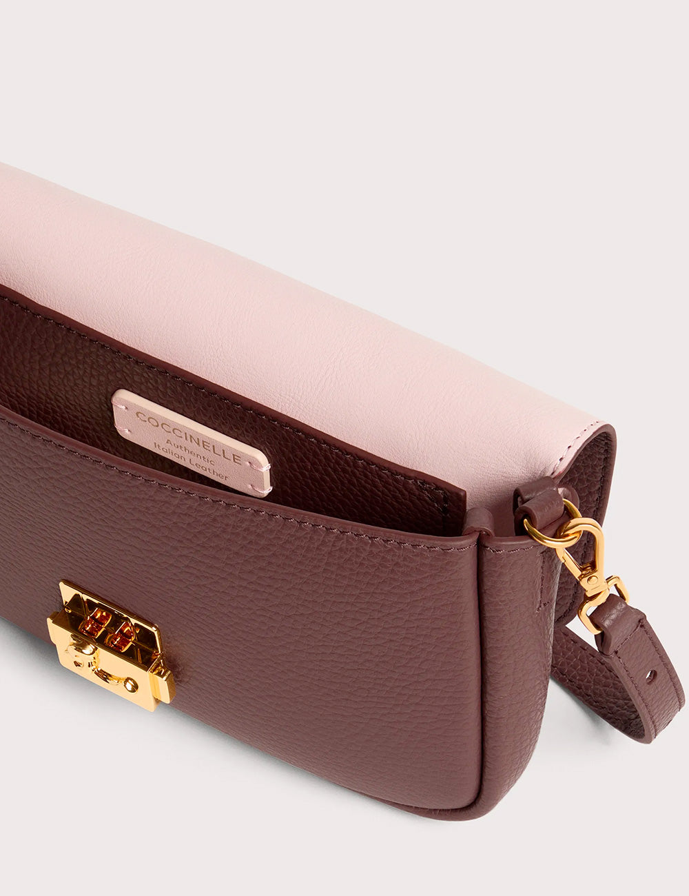 Borsa a tracolla coccinelle c-me lock mini berry in pelle marrone con chiusura oro e interno rosa chiaro