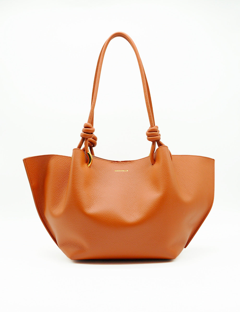 Borsa tote Coccinelle Finn in pelle tan ciottolata con manici attorcigliati e logo oro minimal