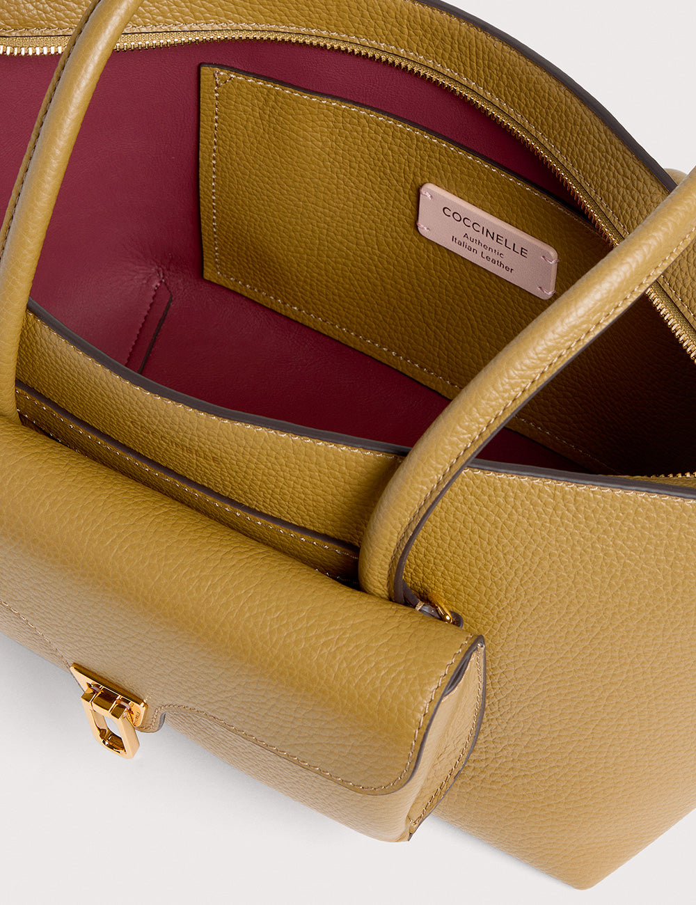 Borsa Coccinelle Double Beat Seagrass in pelle gialla senape con interno bordeaux