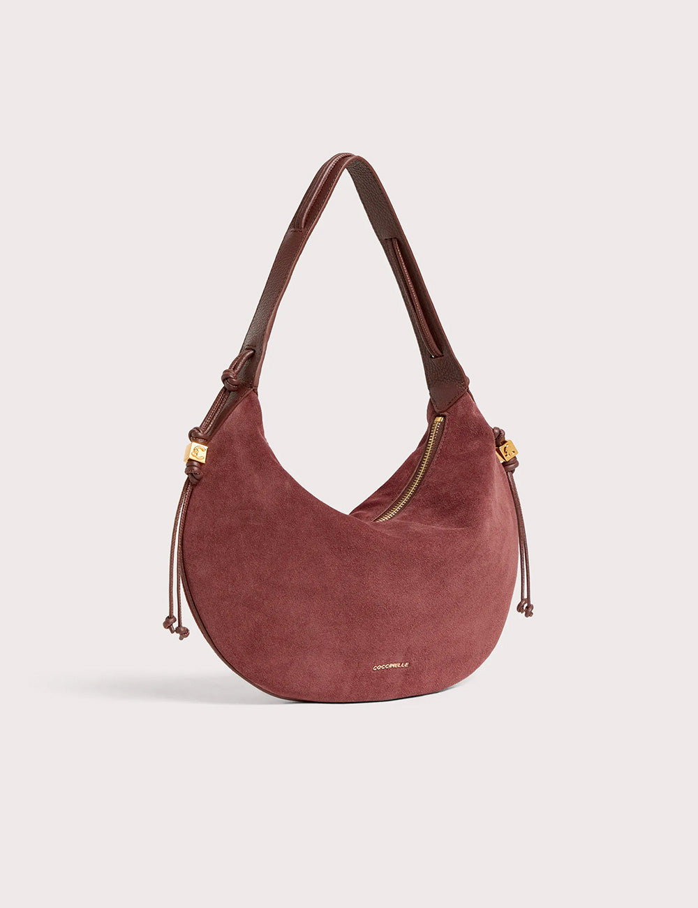Borsa hobo coccinelle thess medium berry in suede bordeaux con manici in pelle marrone e dettagli in metallo dorato