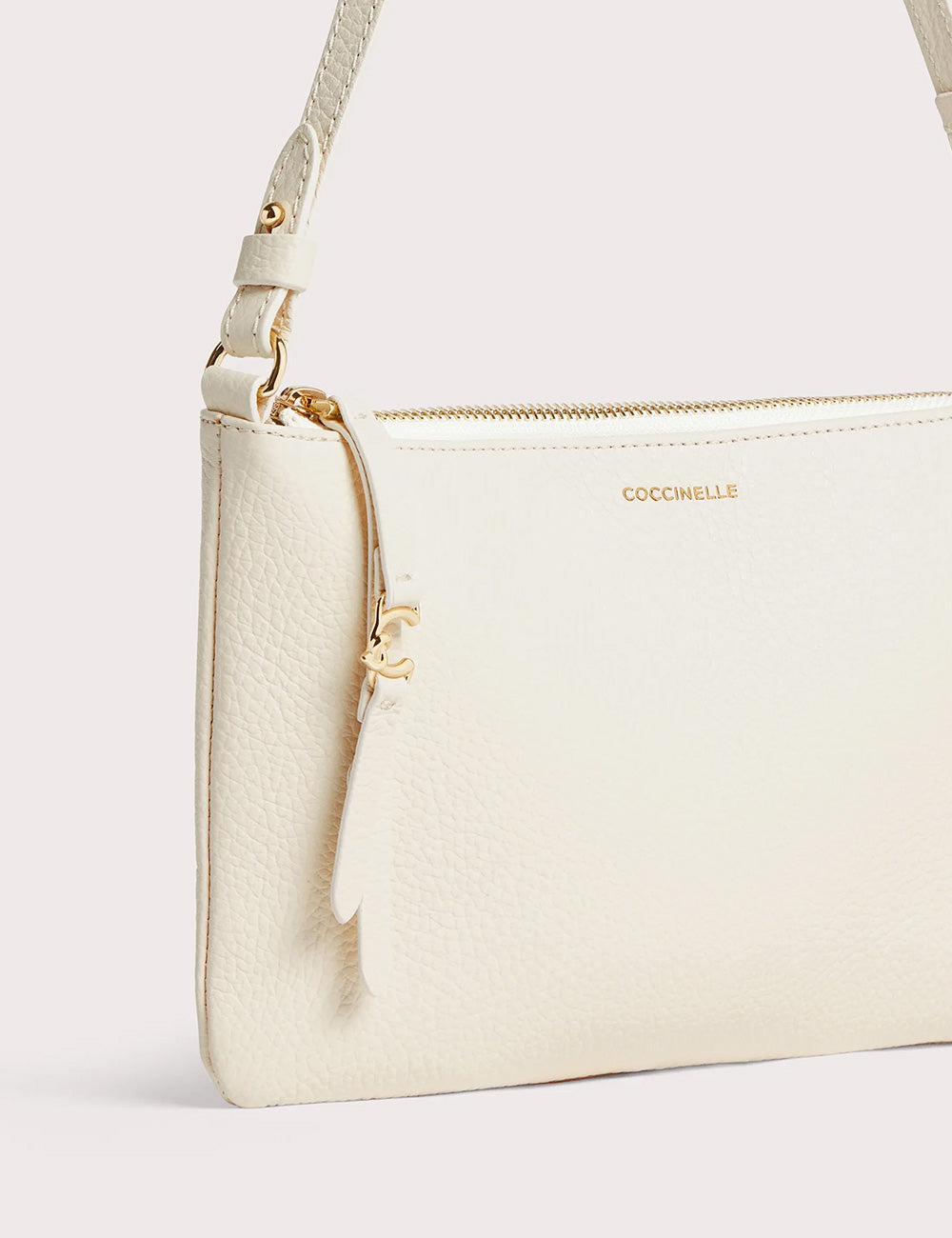 Borsa Coccinelle C-Easy Mini Pearl in pelle crema con hardware dorato e texture sottile