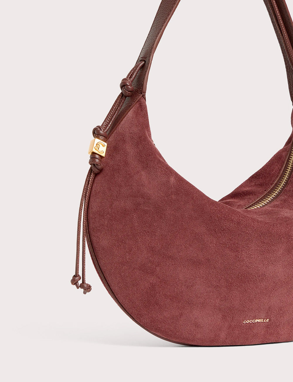 Borsa a spalla coccinelle thess medium berry in suede bordeaux con dettagli in pelle marrone e chiusura logo oro