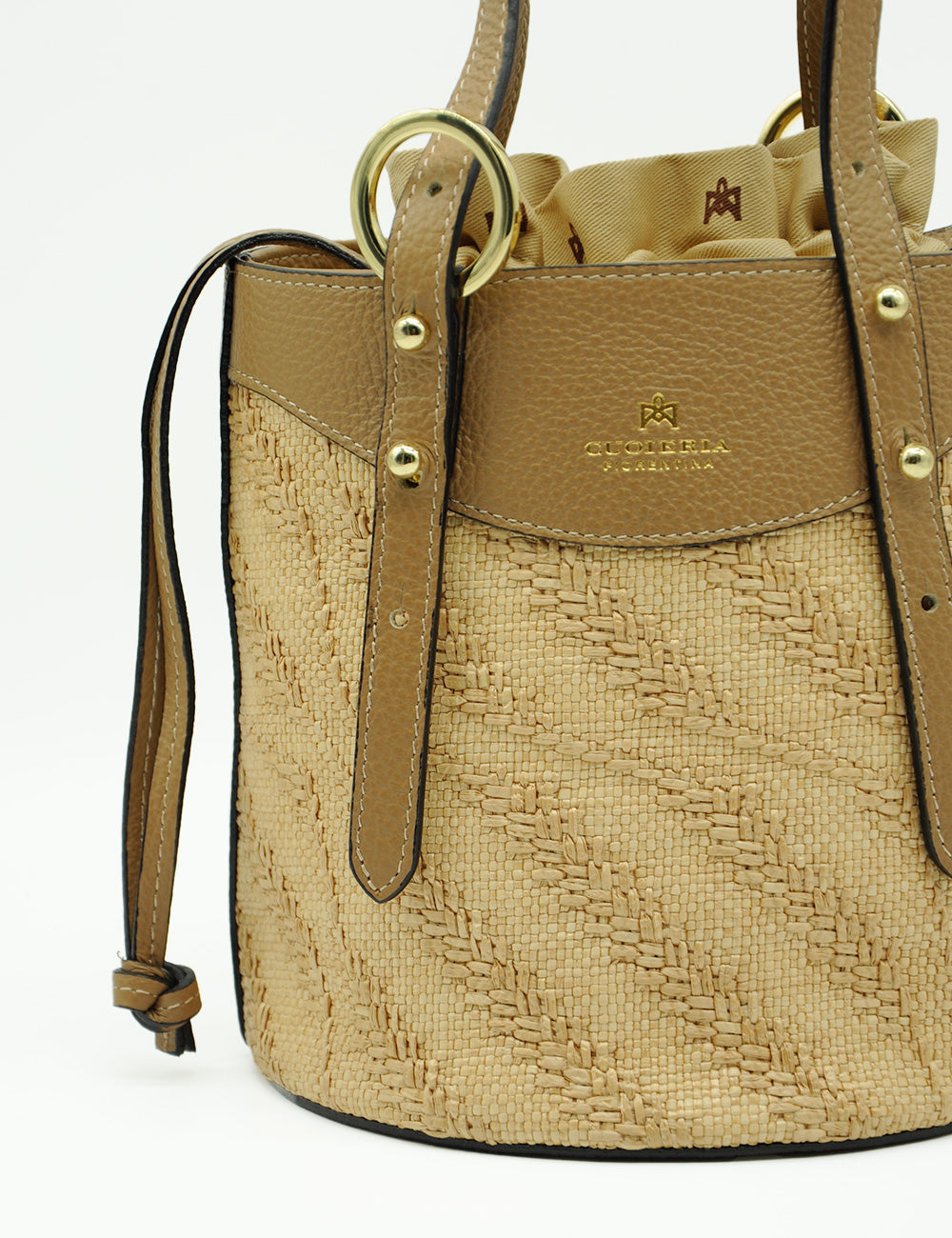 Borsa secchiello Cuoieria Fiorentina Amber Desert in rafia beige con accenti in pelle e hardware oro