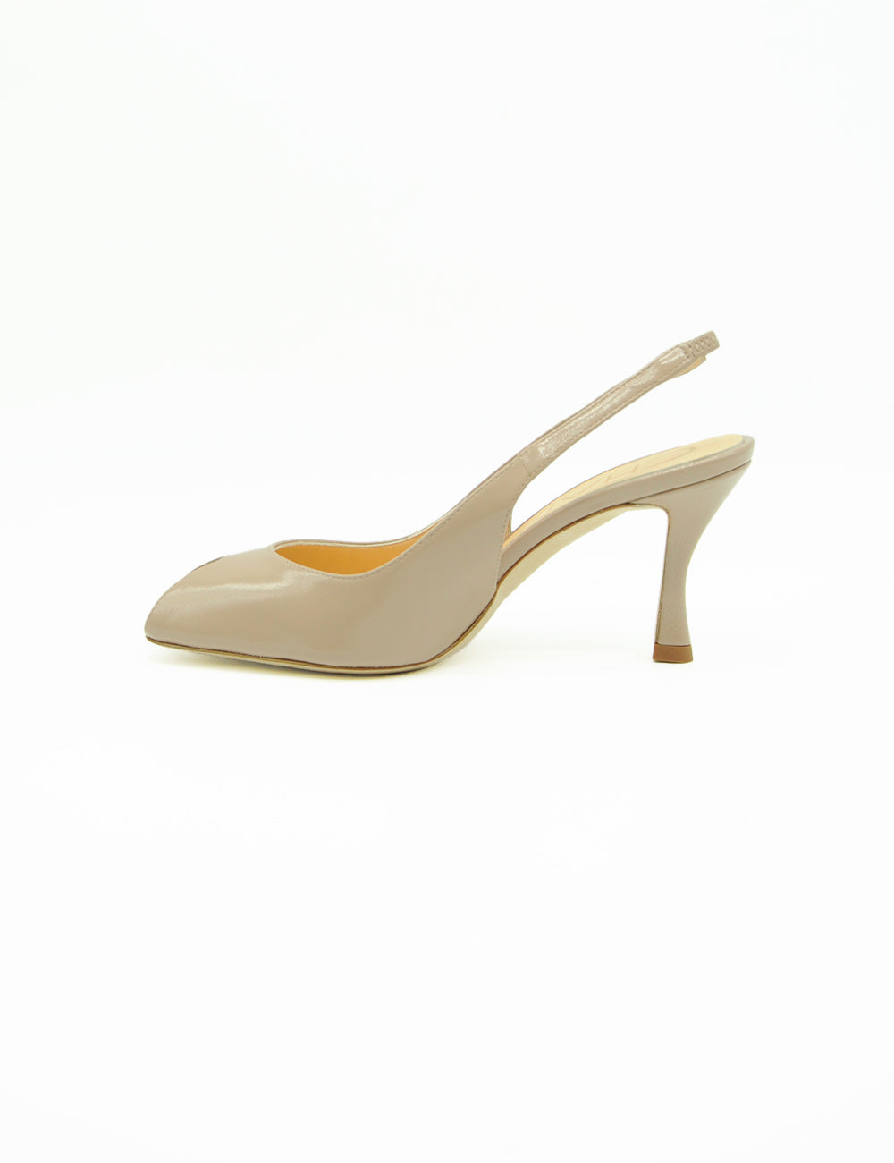 Chantal Sandalo Slingback Sabbia: pump slingback in pelle beige verniciata con tacco sottile