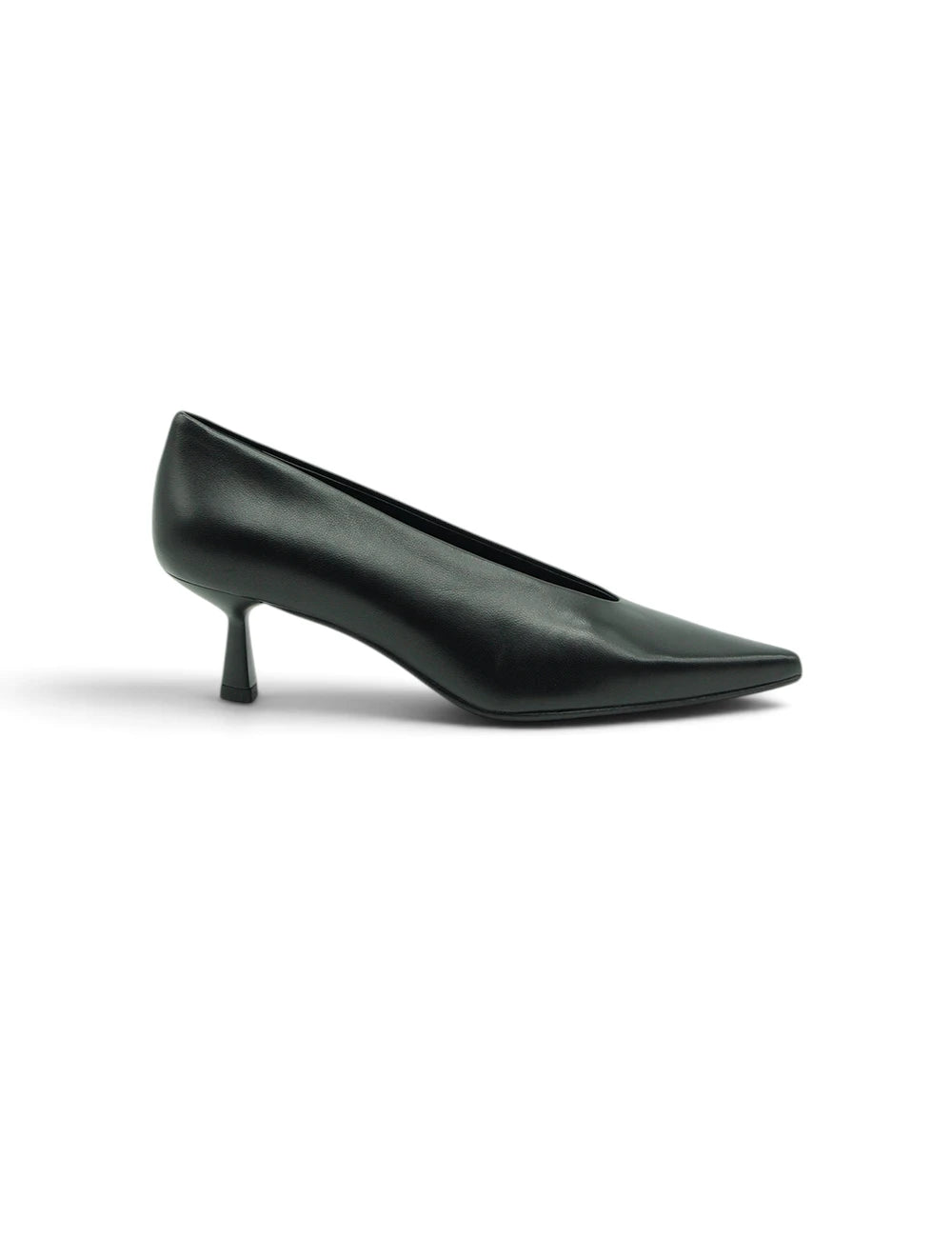 Black leather pump chantal décolleté nera with slender pointed toe and thin heel