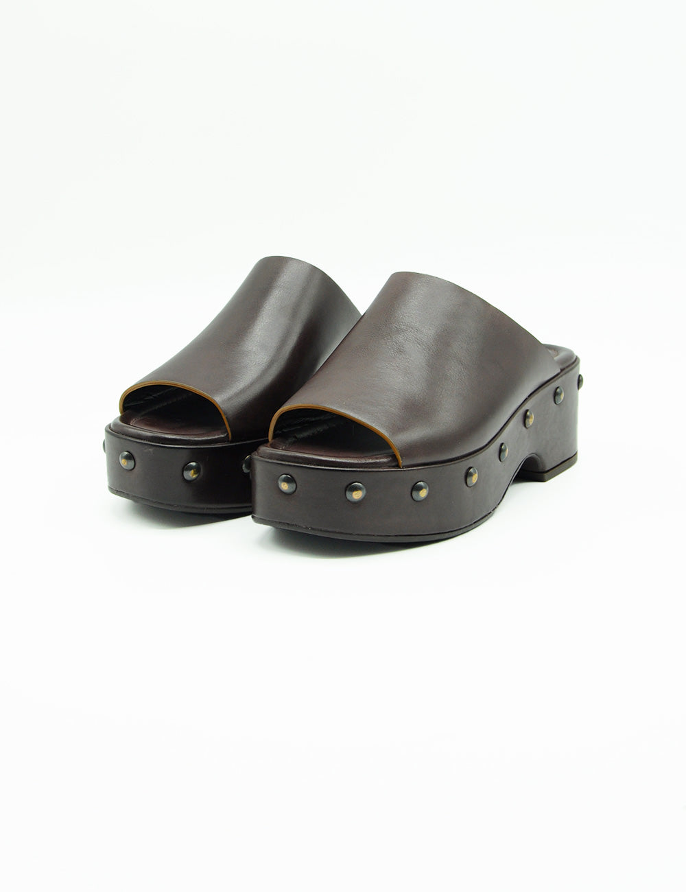 Curiosité Zoccolo Castagno: mules platform con borchie metalliche sulla suola in pelle castagno