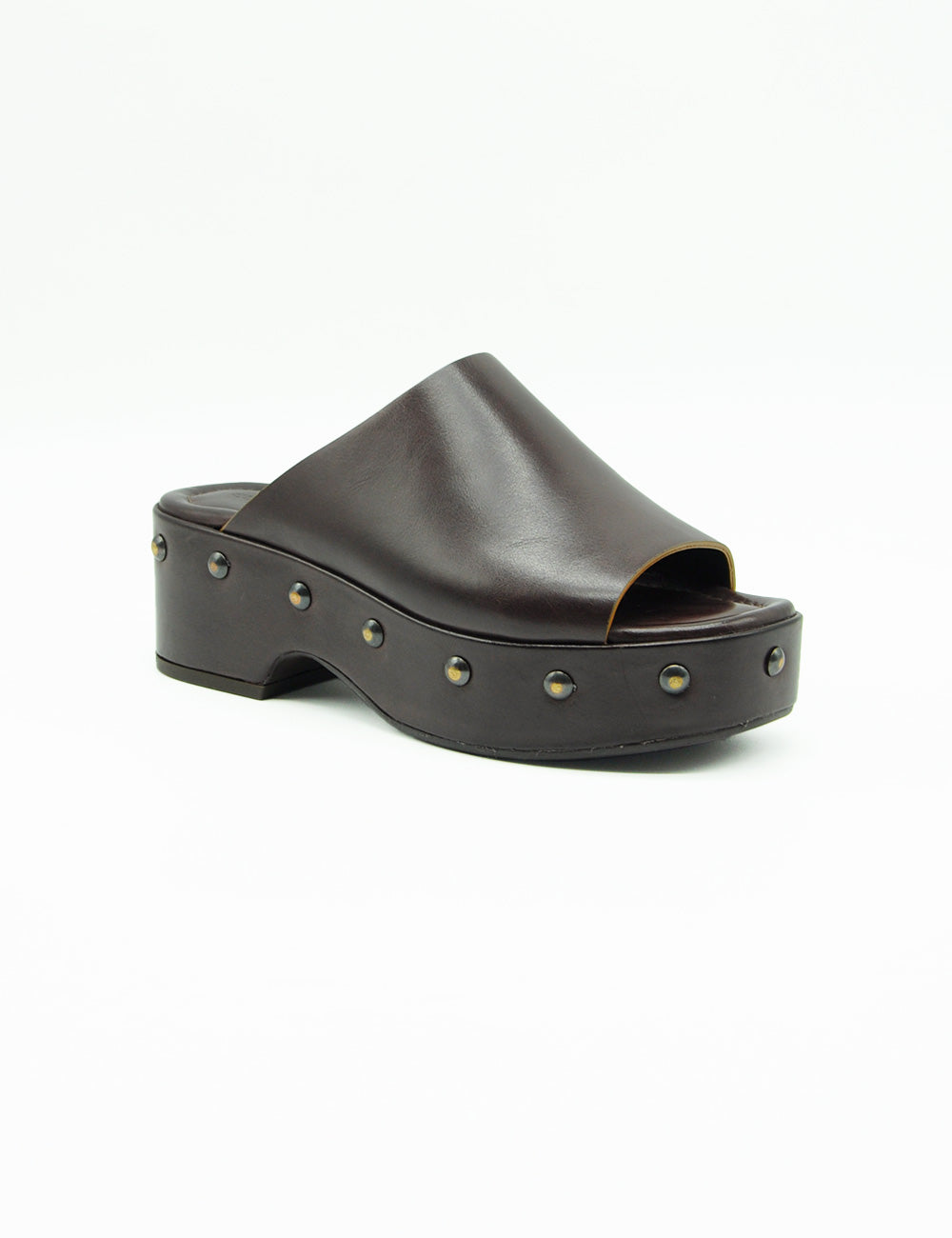 Castagno Zoccolo Curiosité: mules in pelle marrone scuro con plateau chunky e borchie metalliche