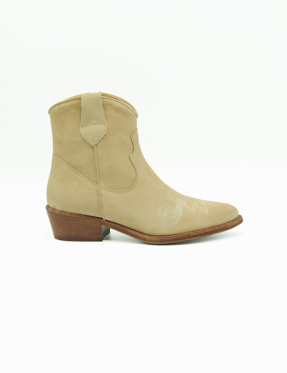 Stivale texano basso Duccio Del Duca beige in suede con tacco basso marrone e ricamo bianco sul puntale