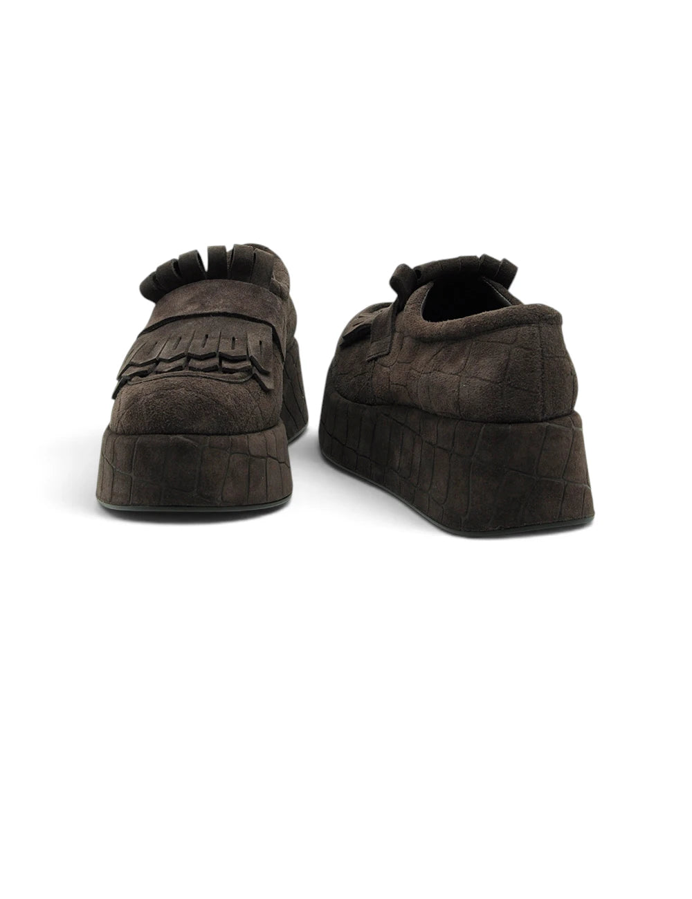 Elvio zanon mocassino platform moro in camoscio marrone scuro con suola in rilievo effetto coccodrillo e nappine decorative sul collo scarpa
