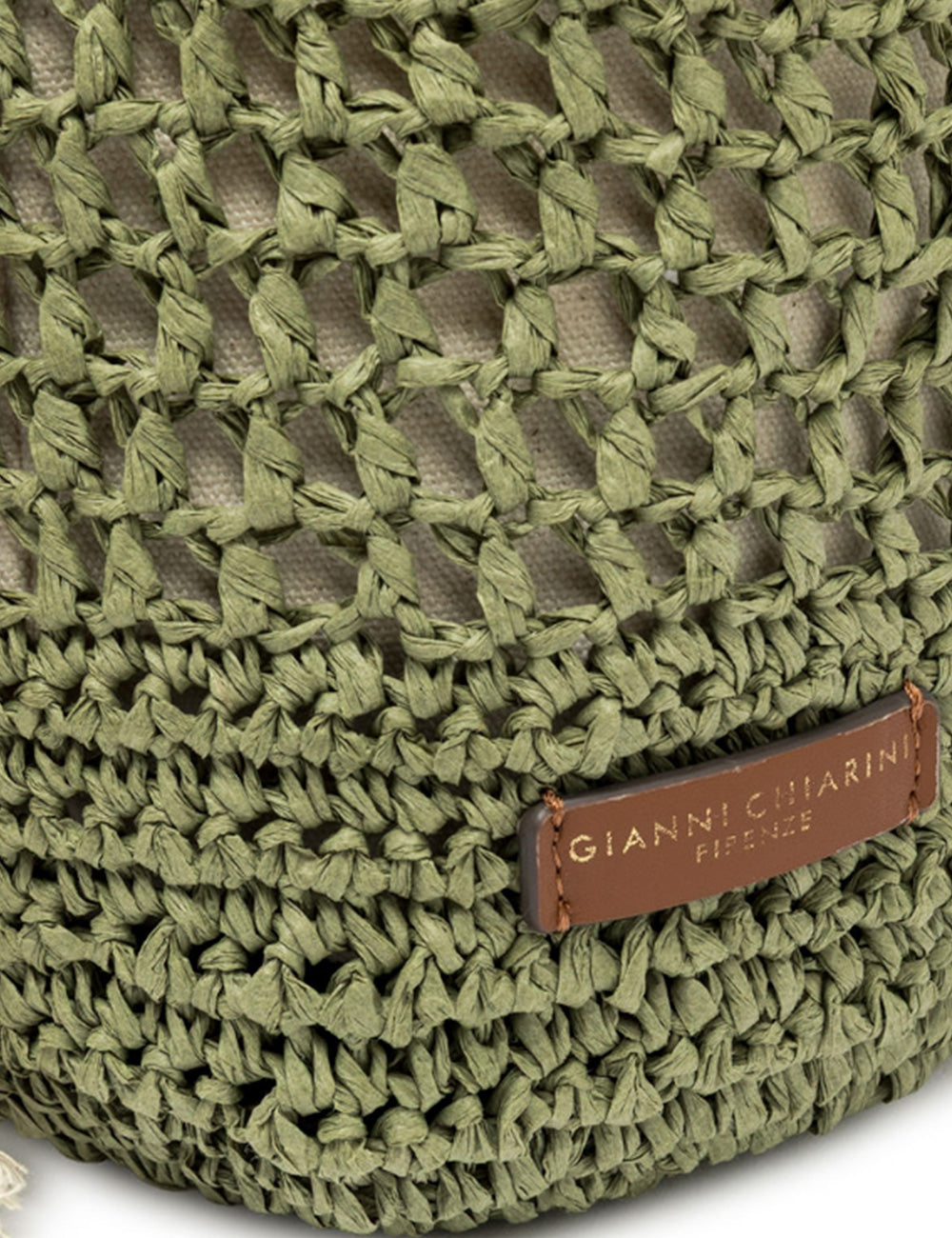 Borsa in paglia verde oliva intrecciata Gianni Chiarini Secchiello Nefeli Taiga con etichetta in pelle marrone Firenze