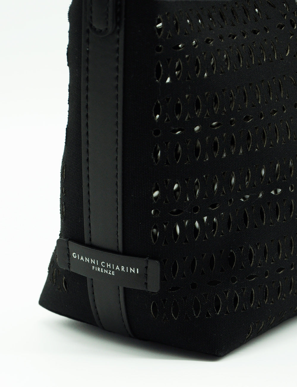 Borsa tracolla Gianni Chiarini Mashup Nera in pelle nera forata con etichetta embossed