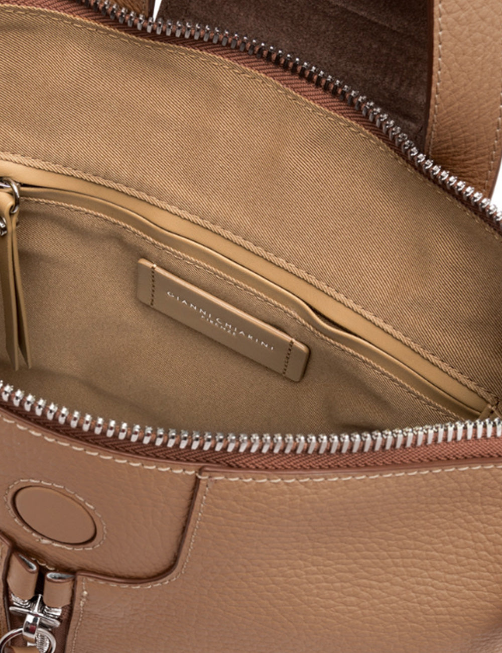Borsa Zaino Giada Clay Gianni Chiarini in pelle tan testurizzata con zip silver
